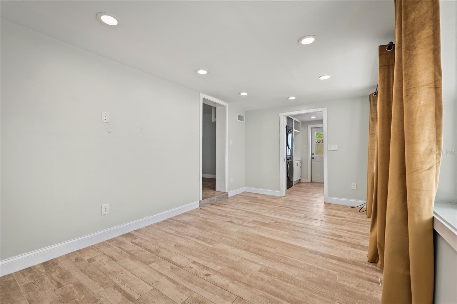 LIVING ROOM - 118 ROBERTA RD, ORMOND BEACH