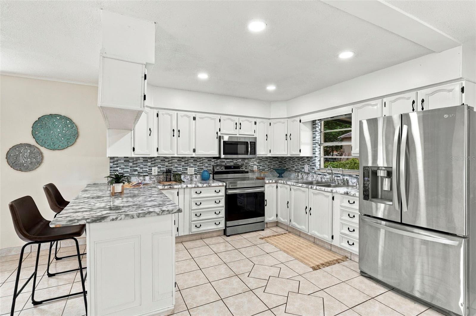 Single Family Residence at 1719 JULIAN LANE DR, TAMPA, photo 6 of 19