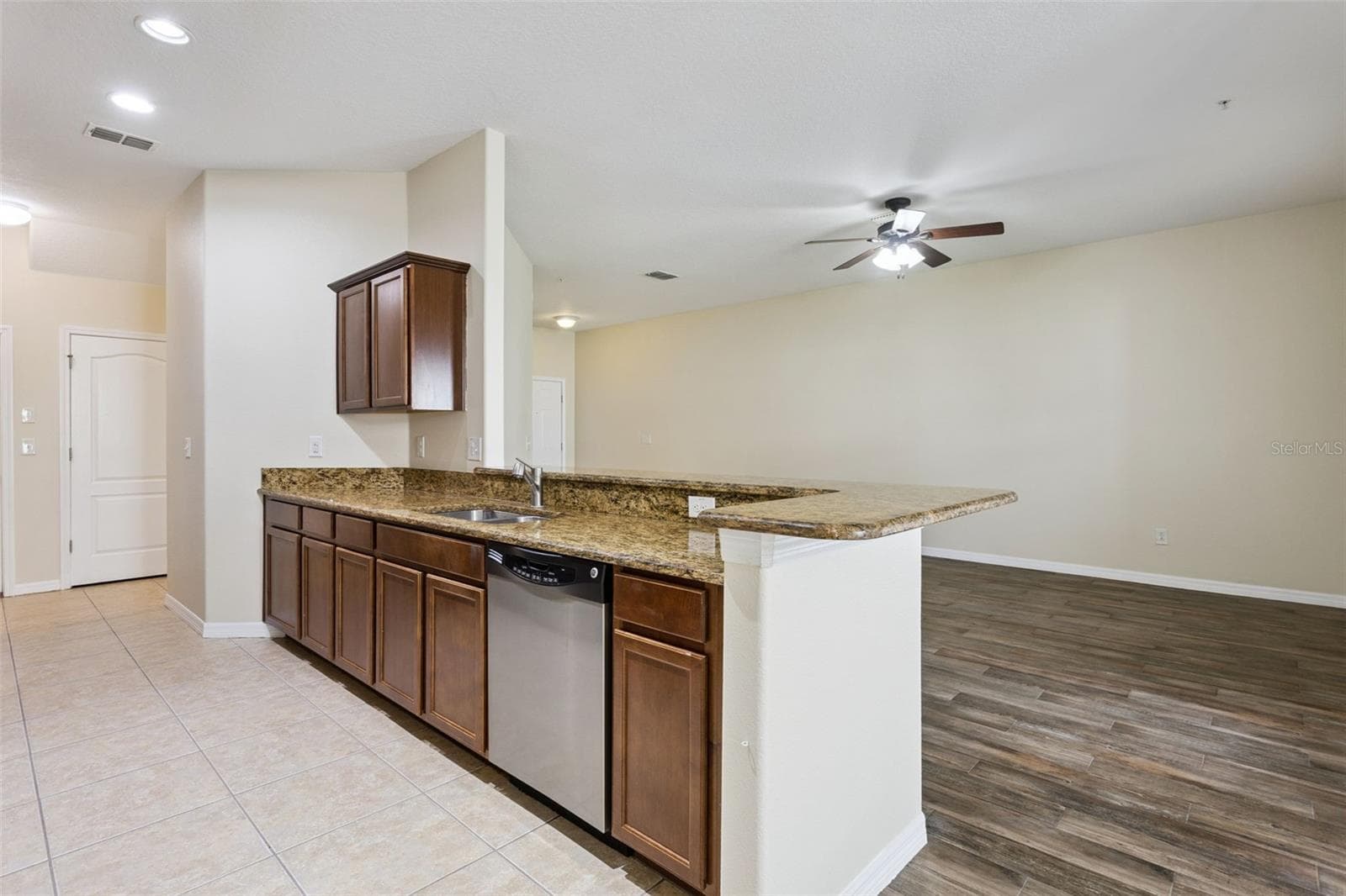 Granite counter tops, wood cabinets, new refrigerator, stainless steal appliances - 15515 CAMPDEN ST, WINTER GARDEN
