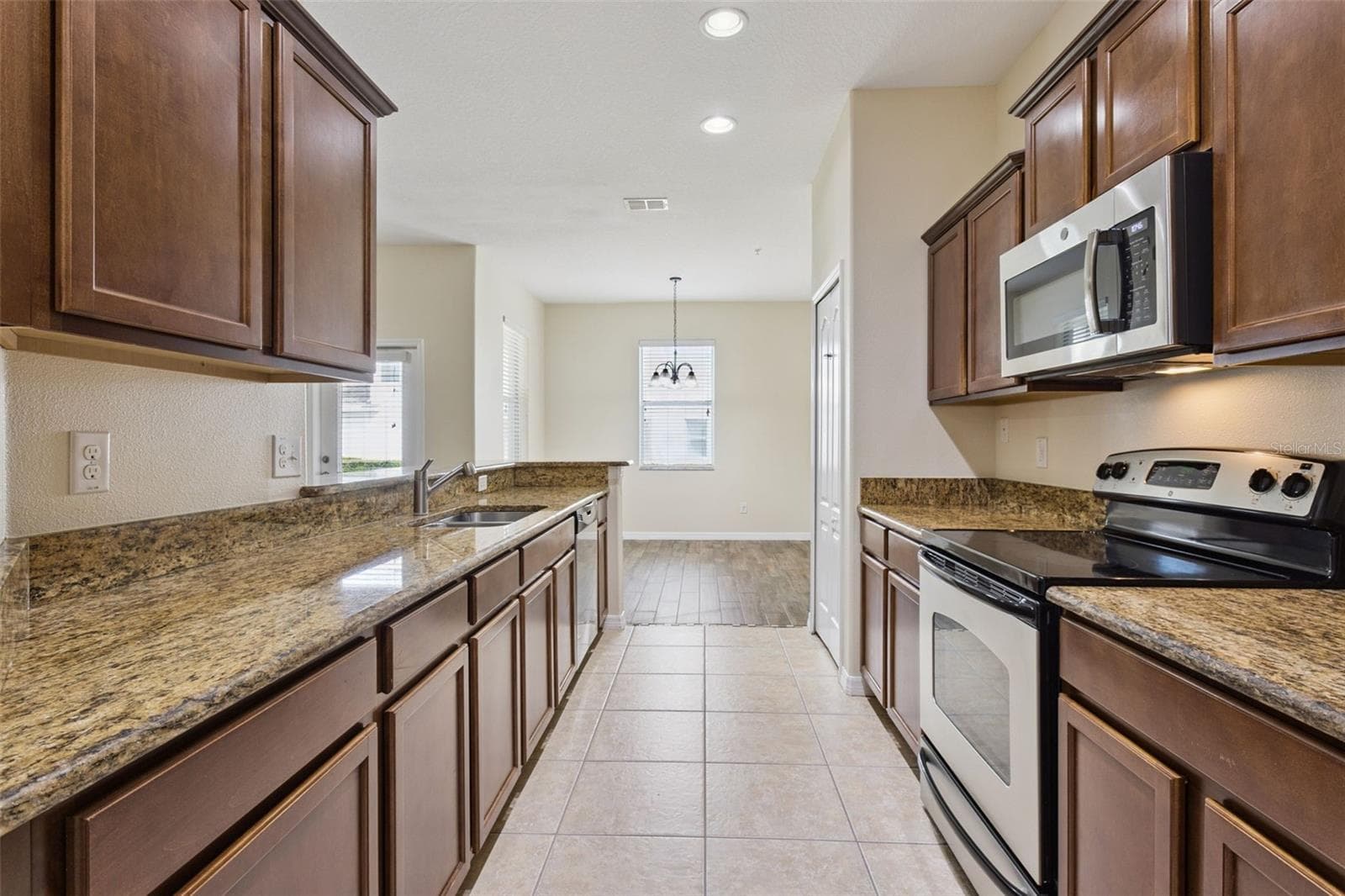 Granite counter tops, wood cabinets, new refrigerator, stainless steal appliances - 15515 CAMPDEN ST, WINTER GARDEN