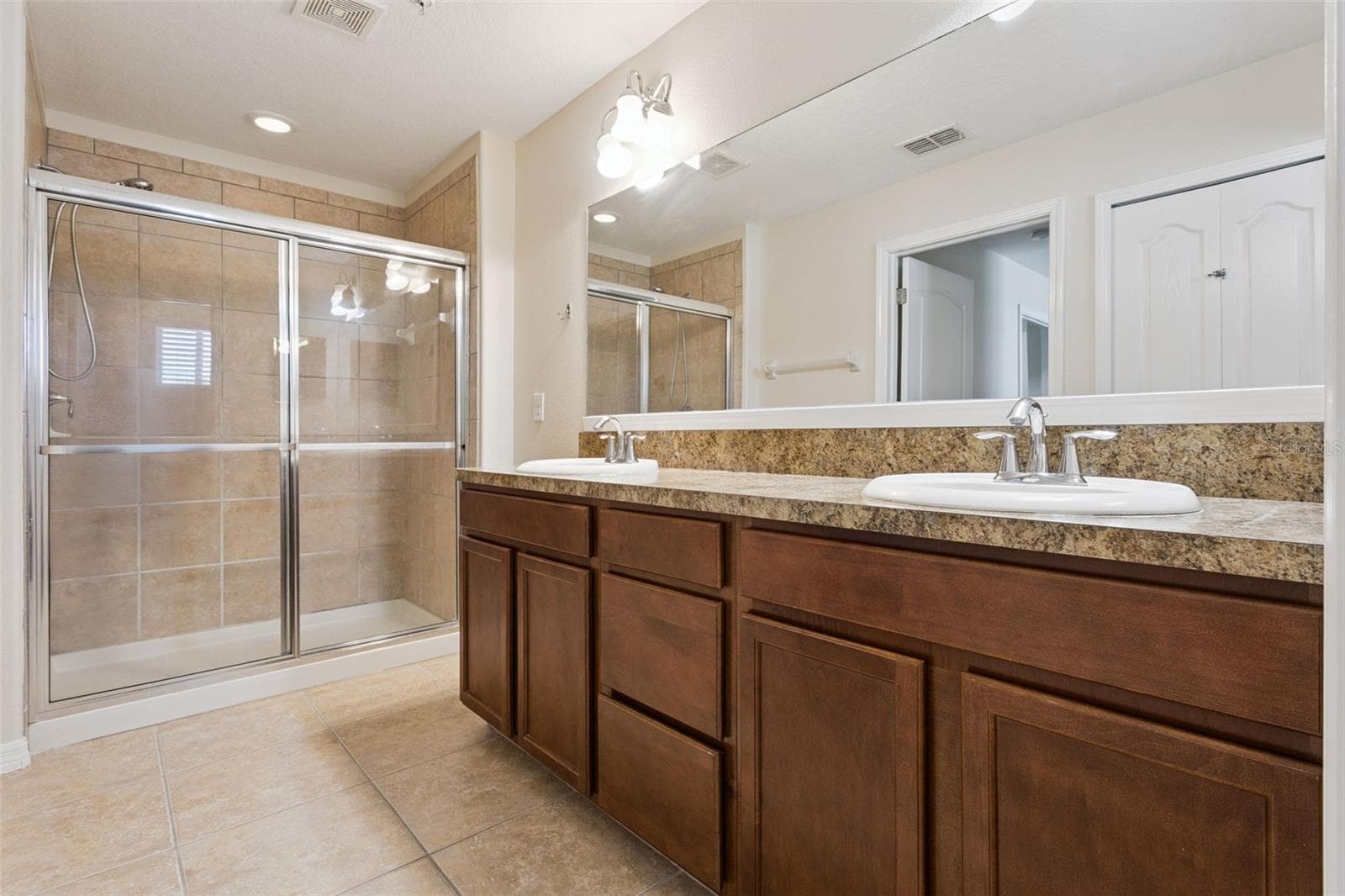 Ensuite Bathroom with shower and dual sinks - 15515 CAMPDEN ST, WINTER GARDEN