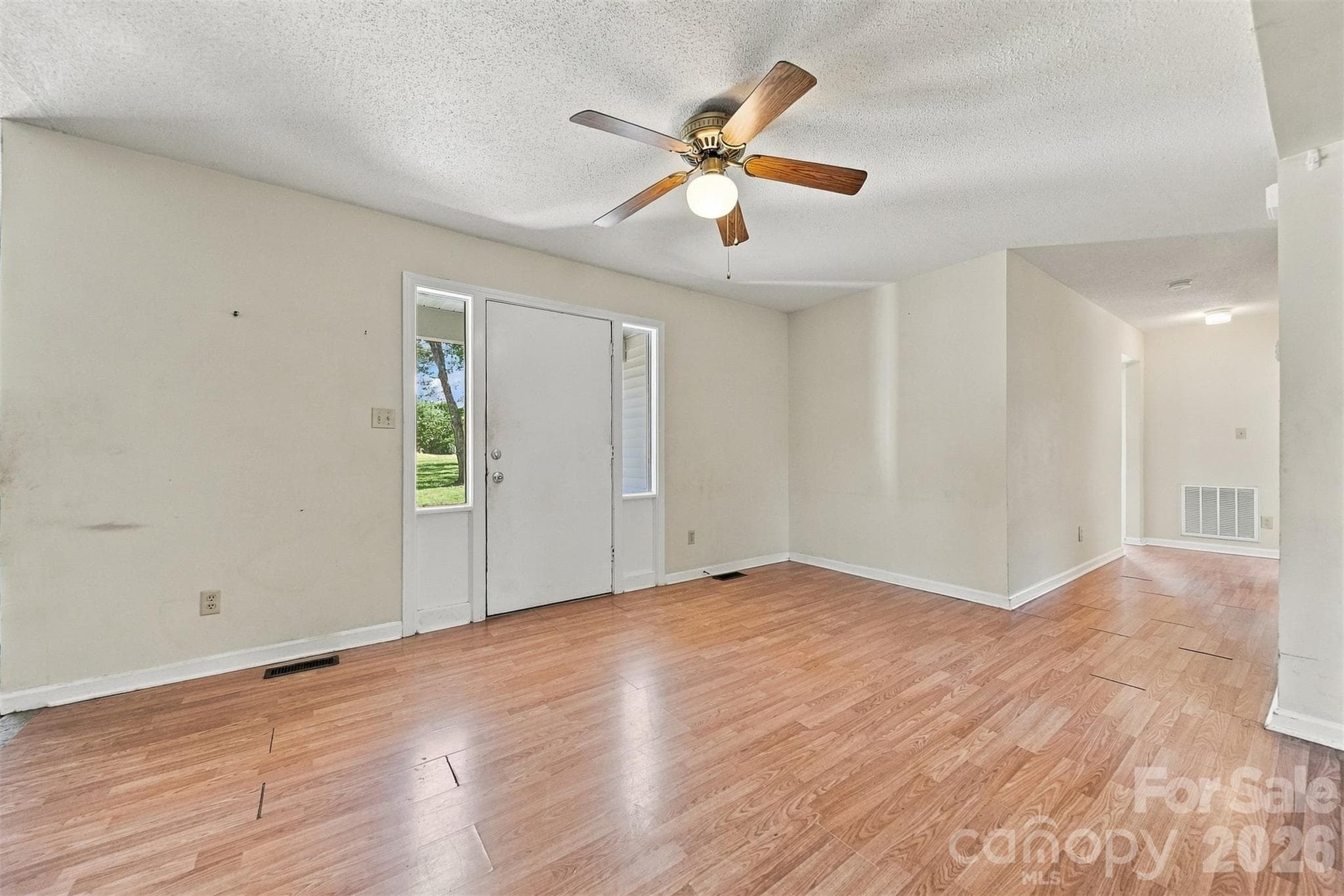 Single Family Residence at 425 Heritage Farm Road, Hickory, photo 3 of 23