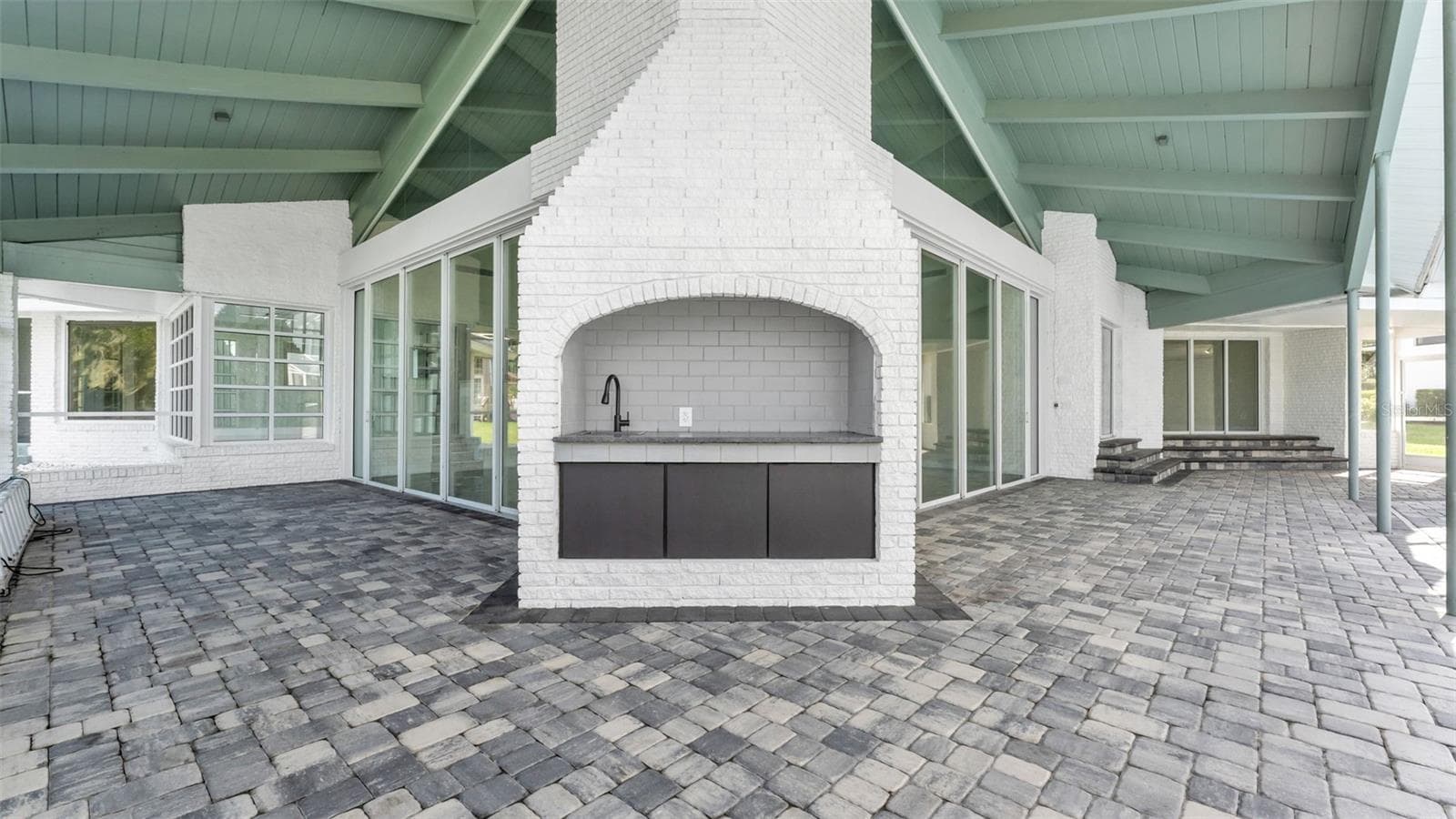 Poolside wet bar area - 5934 PIER PLACE DR, LAKELAND