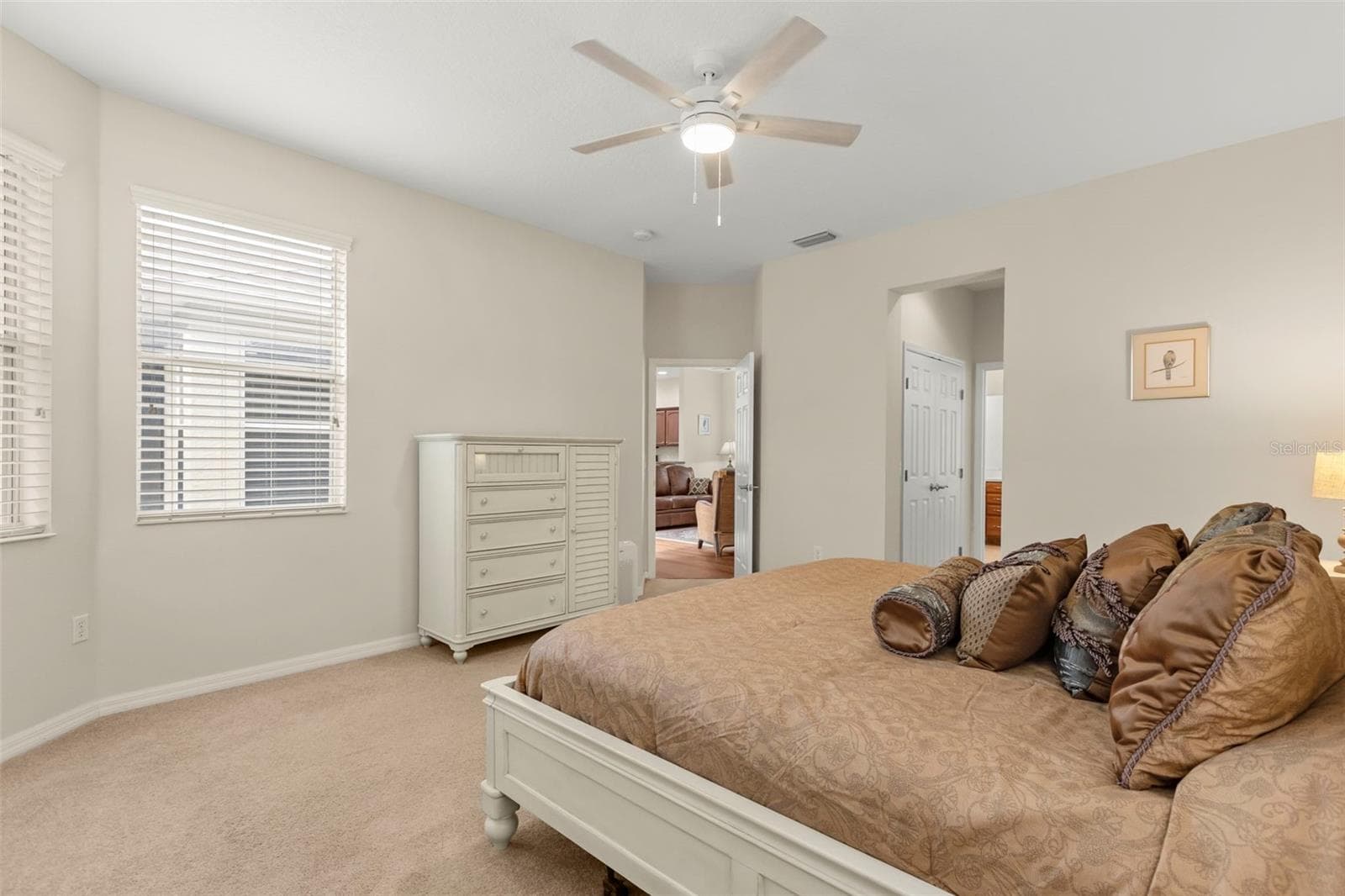 Spacious Primary Bedroom and Ensuite Access - 4711 HERITAGE TRL, LEESBURG