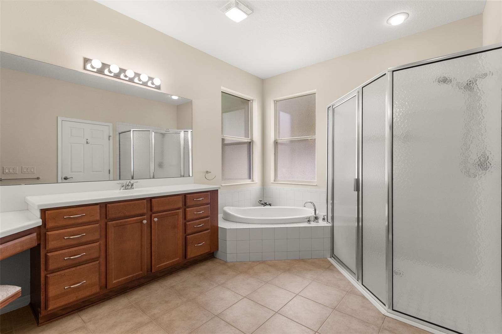Primary Bathroom with Dual Vanity, Soaking Tub and Separate Shower - 4711 HERITAGE TRL, LEESBURG