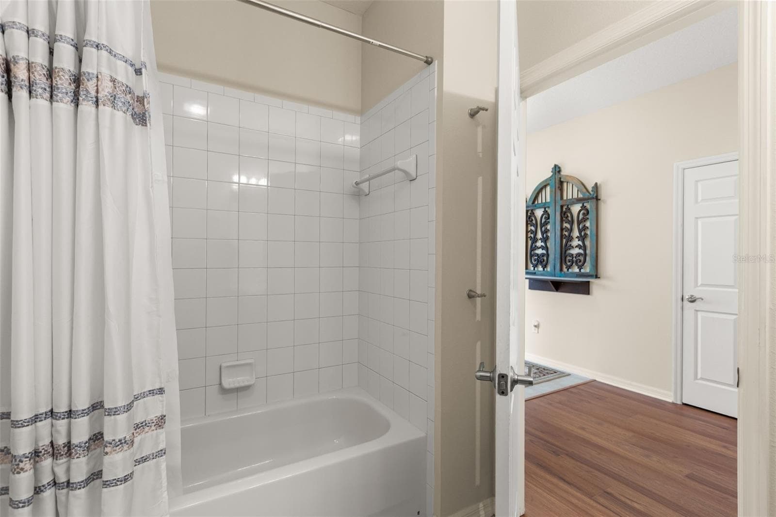 Second Bathroom with Tub/Shower Combination - 4711 HERITAGE TRL, LEESBURG