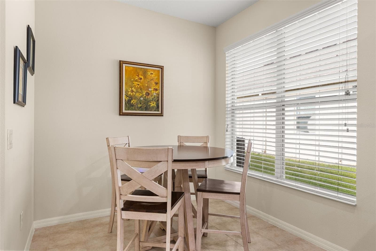 Bright Dining Area with Large Window - 4711 HERITAGE TRL, LEESBURG