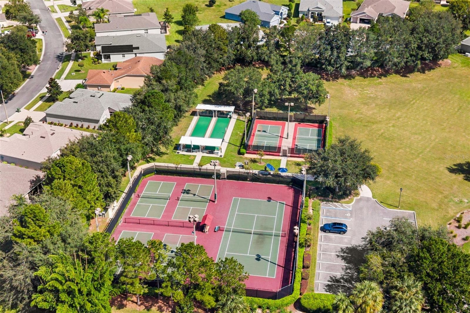 Arlington Ridge Tennis and Pickleball Courts - 4711 HERITAGE TRL, LEESBURG