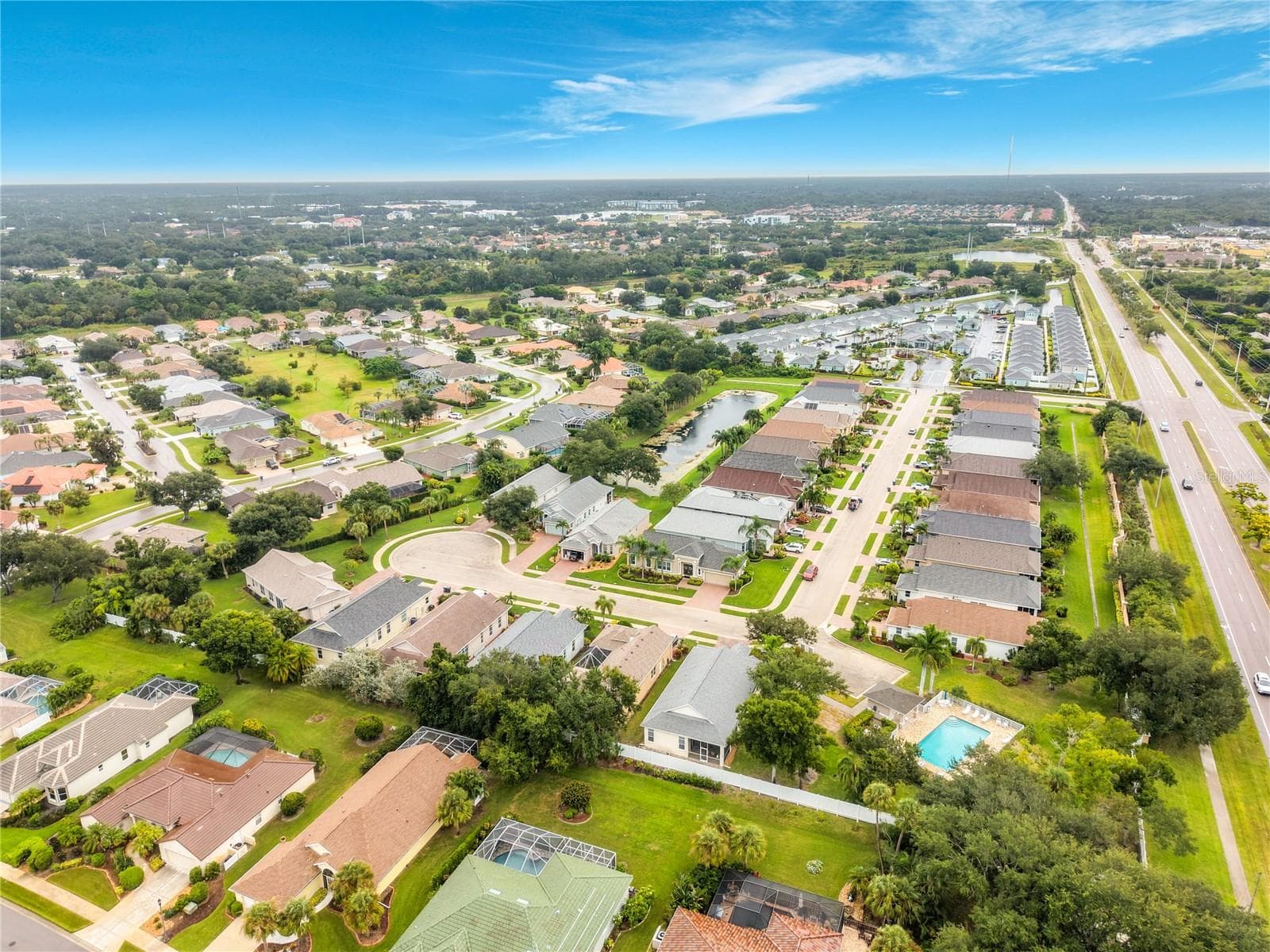 Community with pool - 2120 MATTAMY CT, VENICE