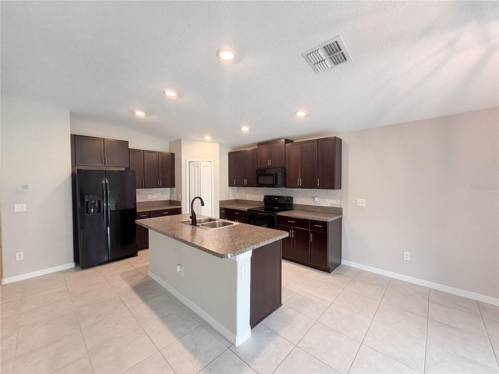 Single Family Residence at 39938 HARMON GROVE CT, ZEPHYRHILLS, photo 10 of 37
