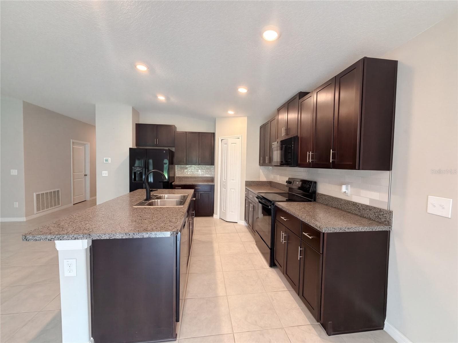 Single Family Residence at 39938 HARMON GROVE CT, ZEPHYRHILLS, photo 12 of 37