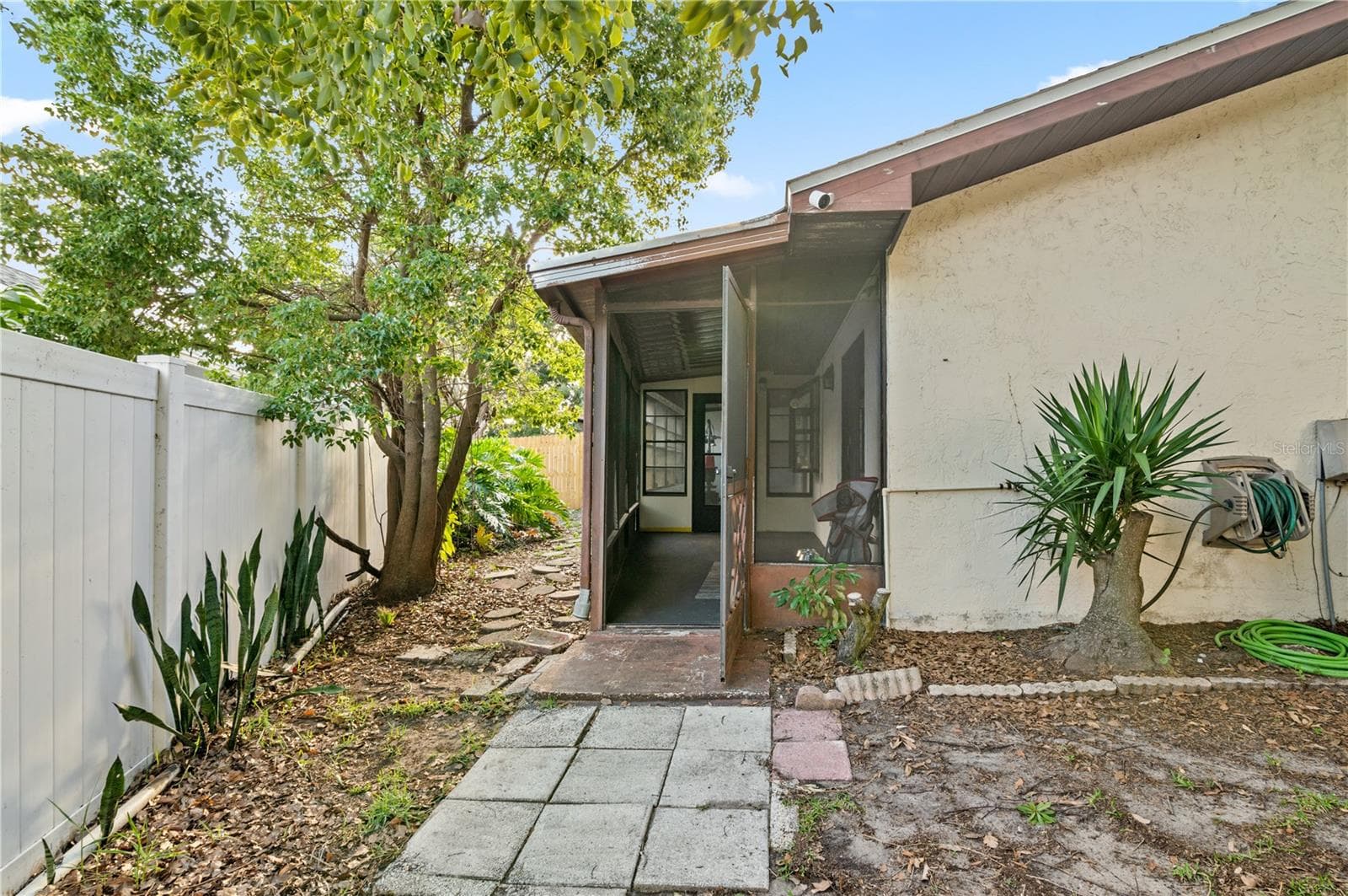 Side of the house - 2031 DOVER CT, OLDSMAR