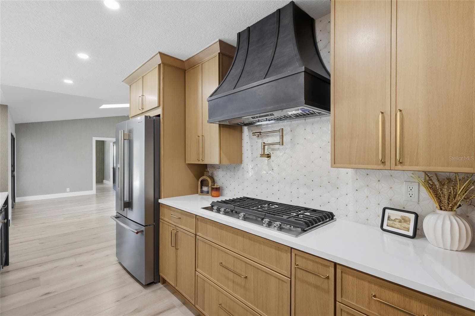 Kitchen- gas range and accent hood - 1411 70TH ST NW, BRADENTON