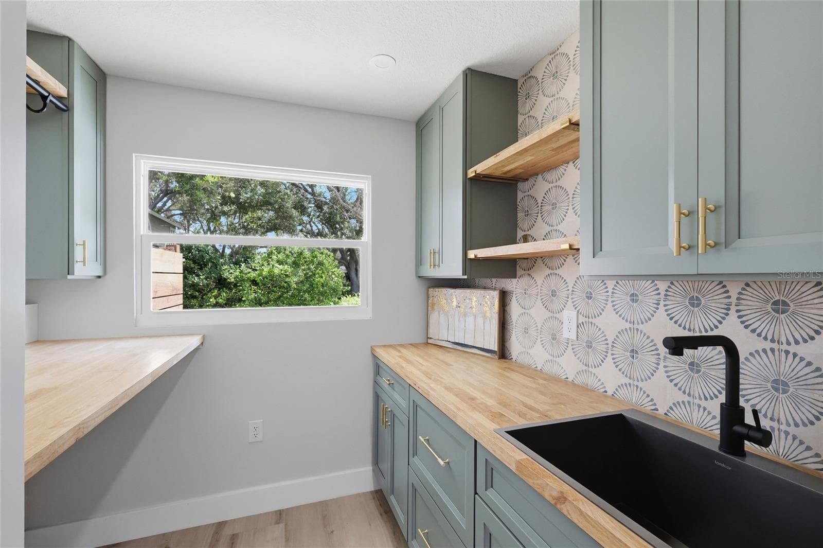 Gorgeous utility room with cabinetry, storage and sink - 1411 70TH ST NW, BRADENTON