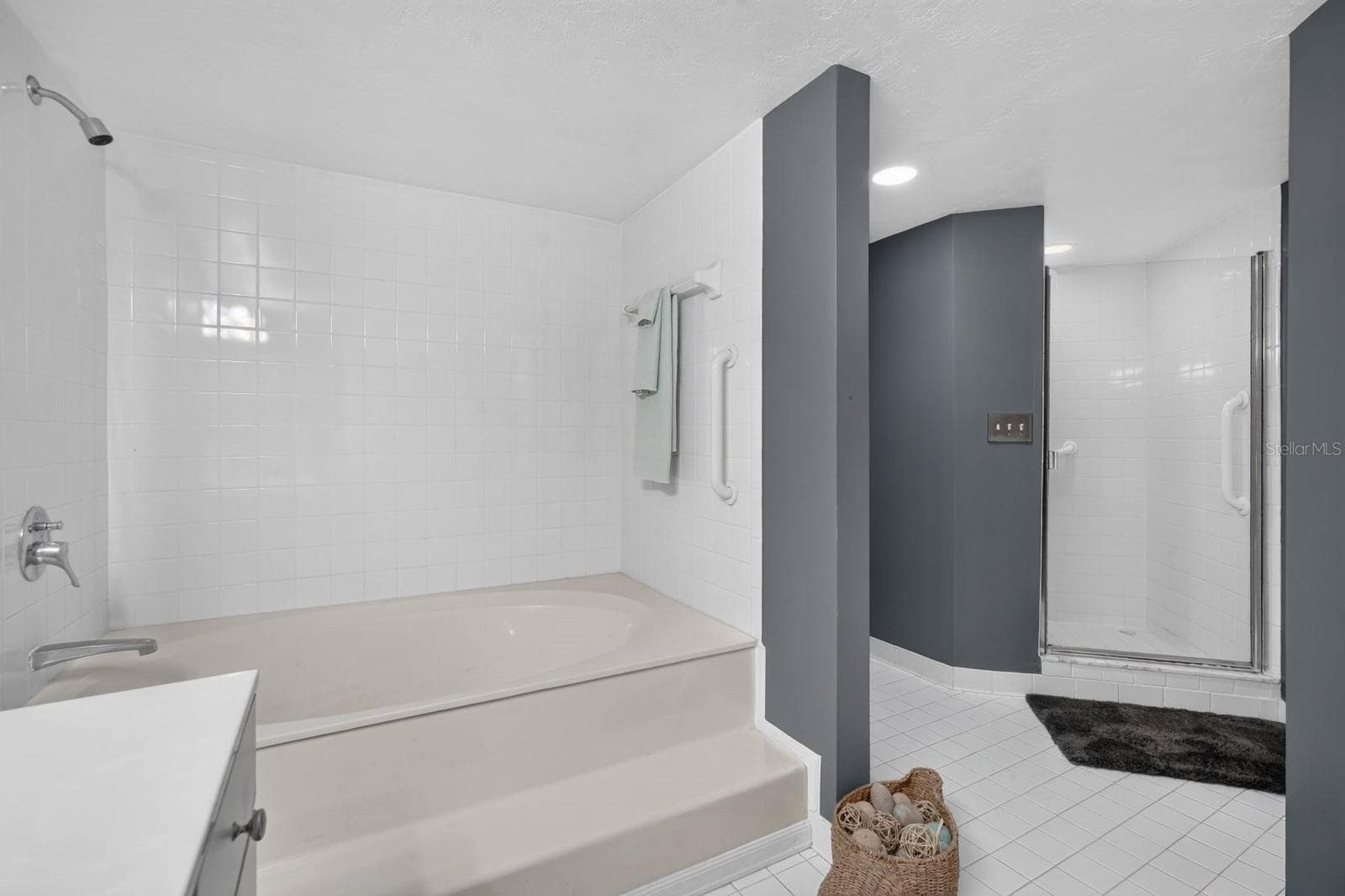 PRIMARY BATHROOM - 1 JOHN ANDERSON DR #301, ORMOND BEACH