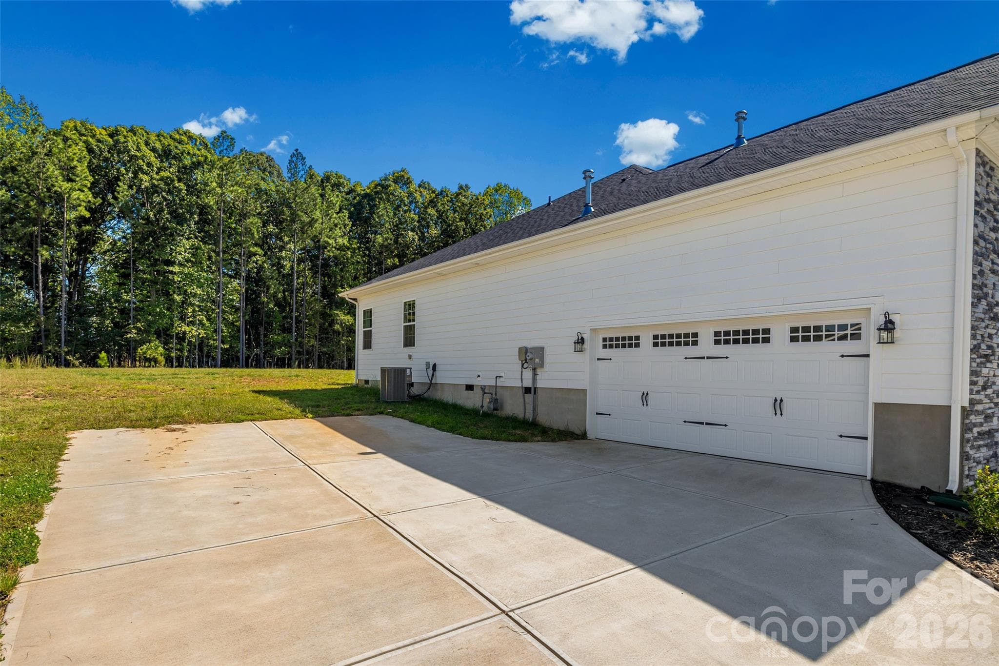 Side Load Garage & Spacious Driveway - 1759 Silver Birch Road, York