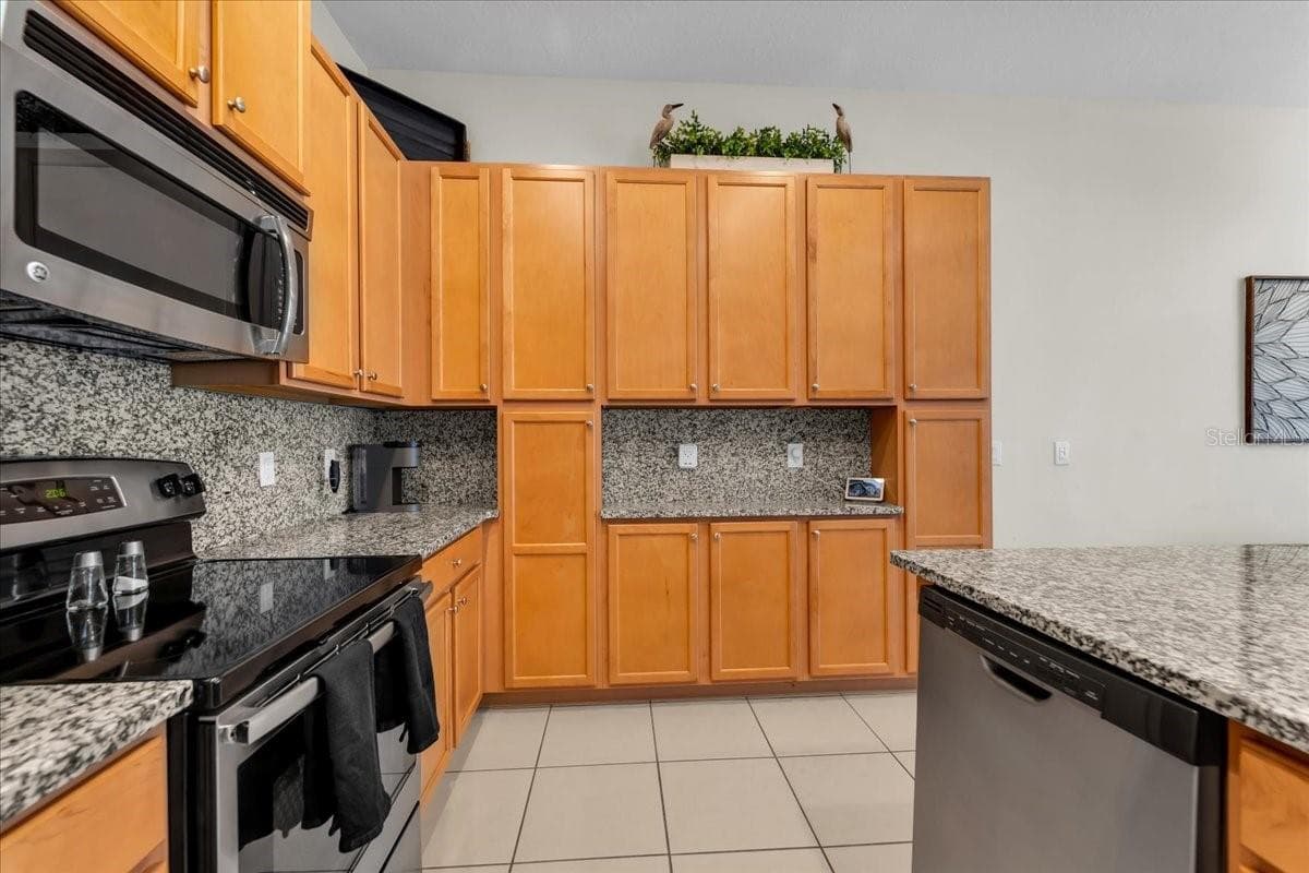 Townhouse at 390 CAPTIVA DR, DAVENPORT, photo 25 of 103