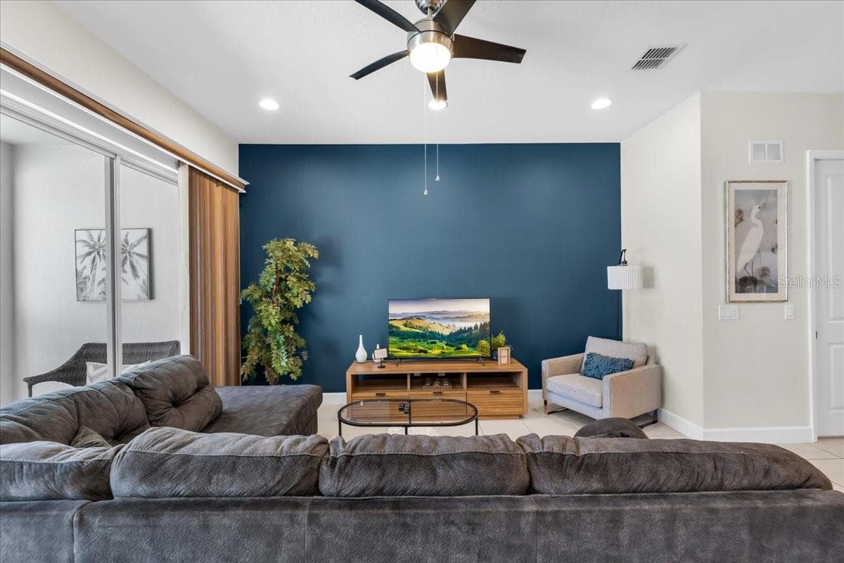 Living room - 390 CAPTIVA DR, DAVENPORT
