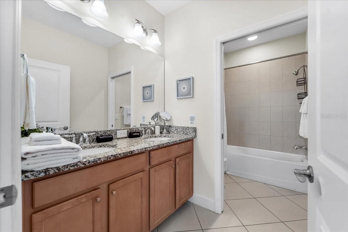 Townhouse at 390 CAPTIVA DR, DAVENPORT, photo 38 of 103