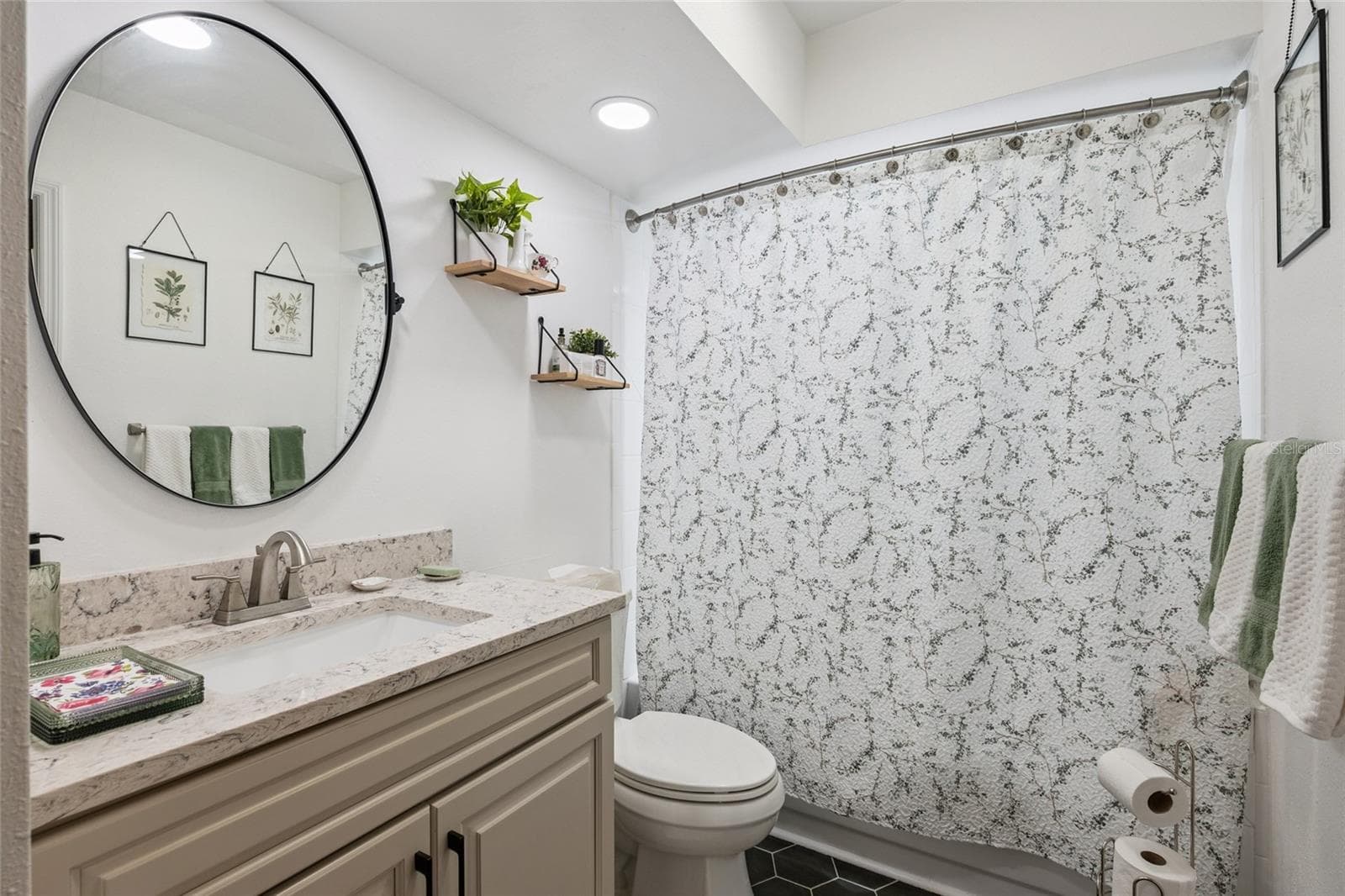 Secondary bathroom - 1266 SAINT TROPEZ CIR #1266, ORLANDO