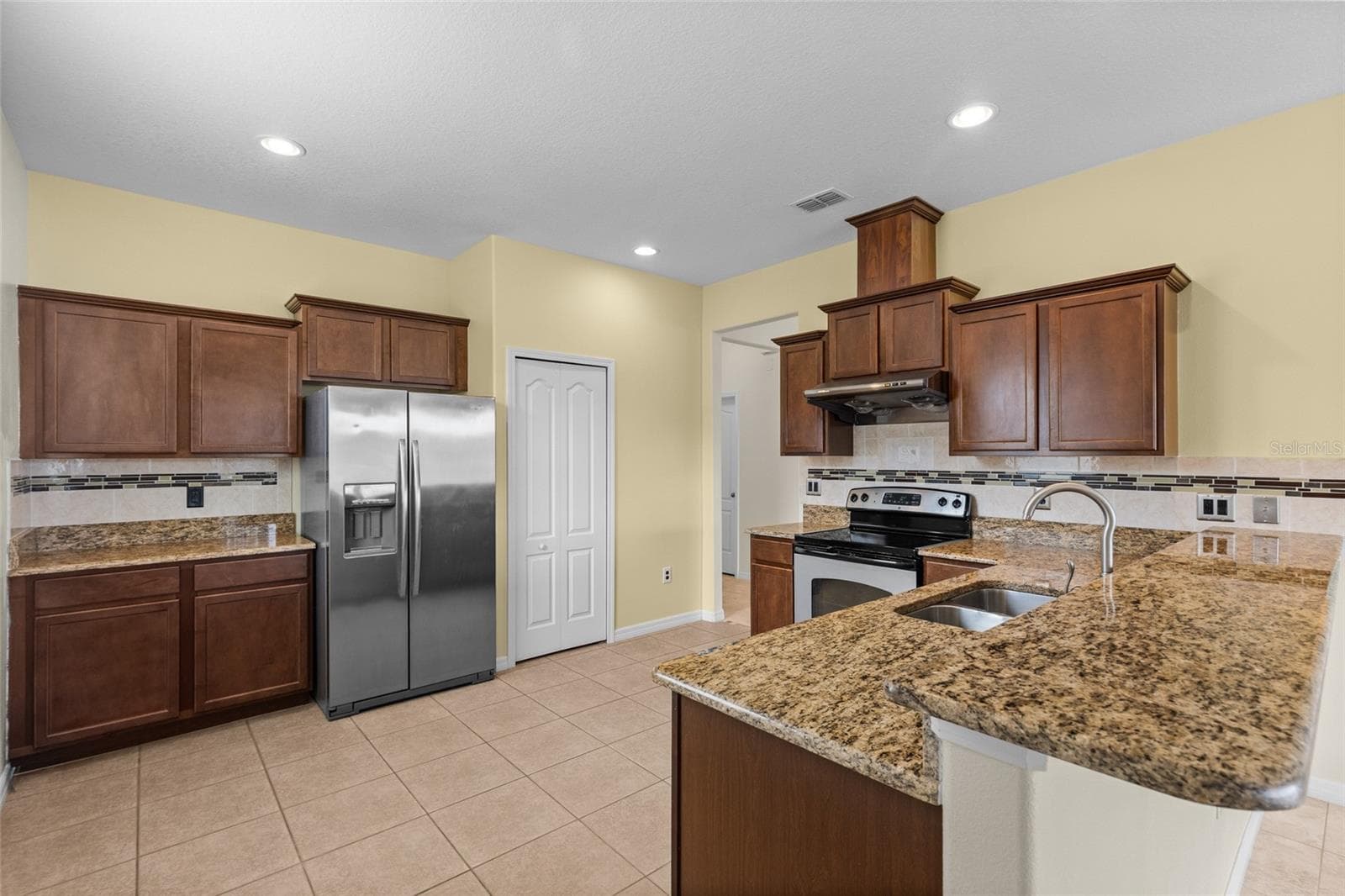 Kitchen Has Tons Of Storage With A Food Pantry - 3652 MADBURY CIR, LAKELAND
