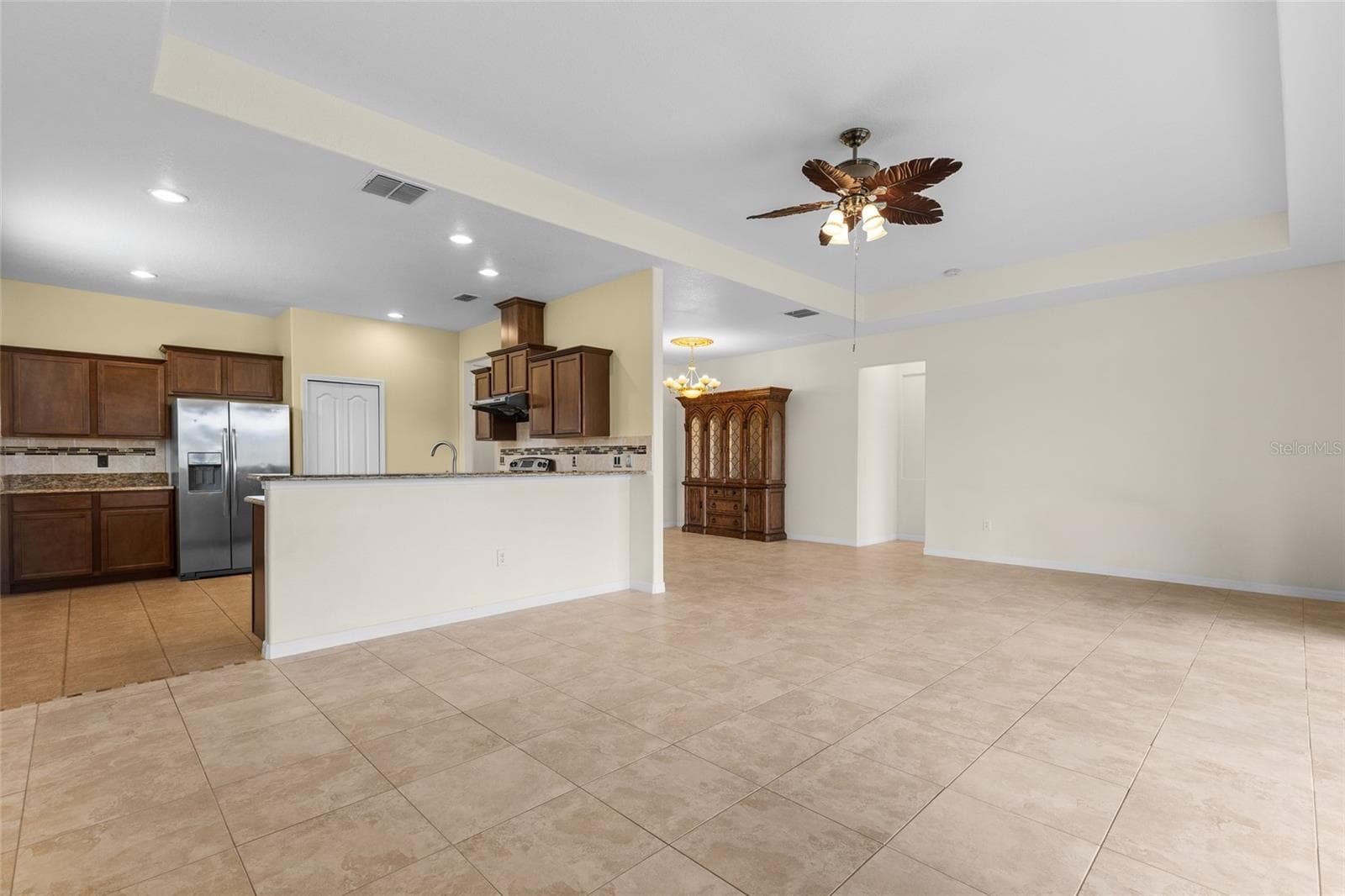 Kitchen Has Bar For Additional Bar Stool Seating - 3652 MADBURY CIR, LAKELAND
