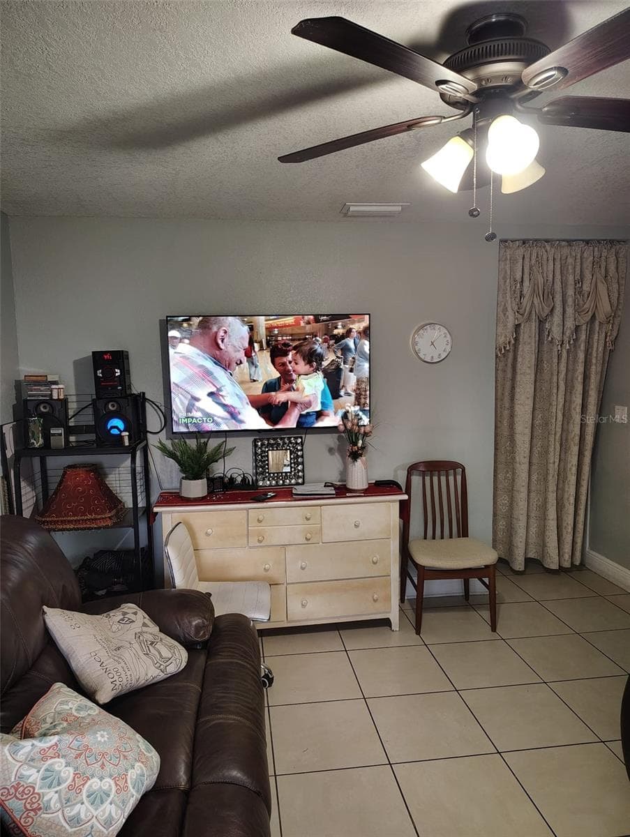LIVING ROOM FROM THE FRONT DOOR - 6913 BLOSSOM AVE, TAMPA