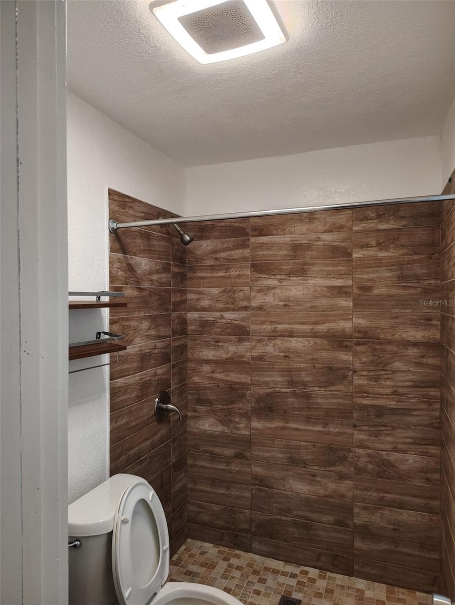 PRIMARY BATHROOM - 6913 BLOSSOM AVE, TAMPA