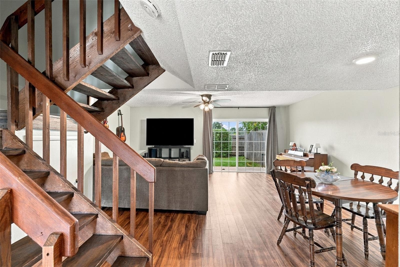 Townhouse at 1514 CHATEAUX DE VILLE CT, CLEARWATER, photo 3 of 35