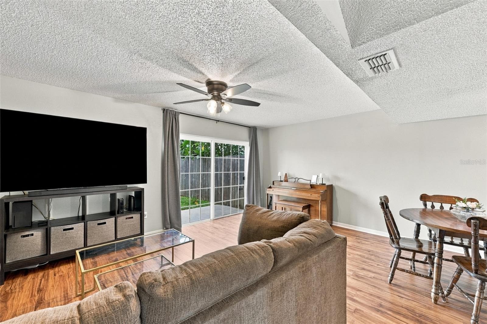 Townhouse at 1514 CHATEAUX DE VILLE CT, CLEARWATER, photo 7 of 35