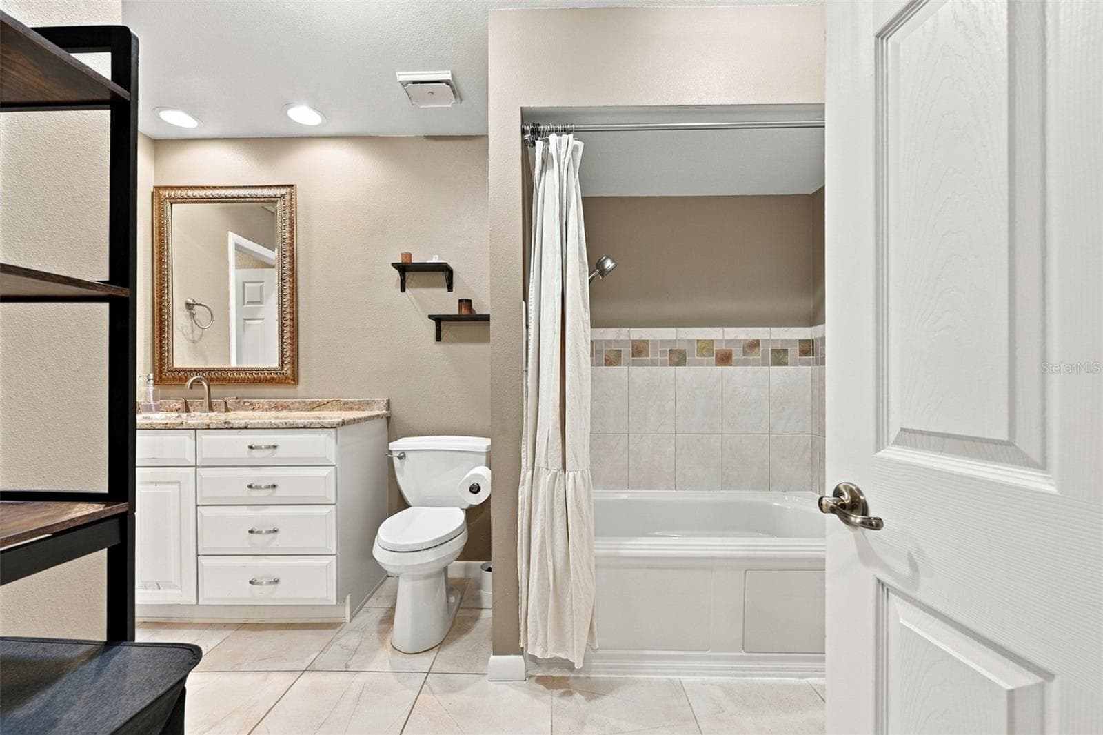 Townhouse at 1514 CHATEAUX DE VILLE CT, CLEARWATER, photo 18 of 35