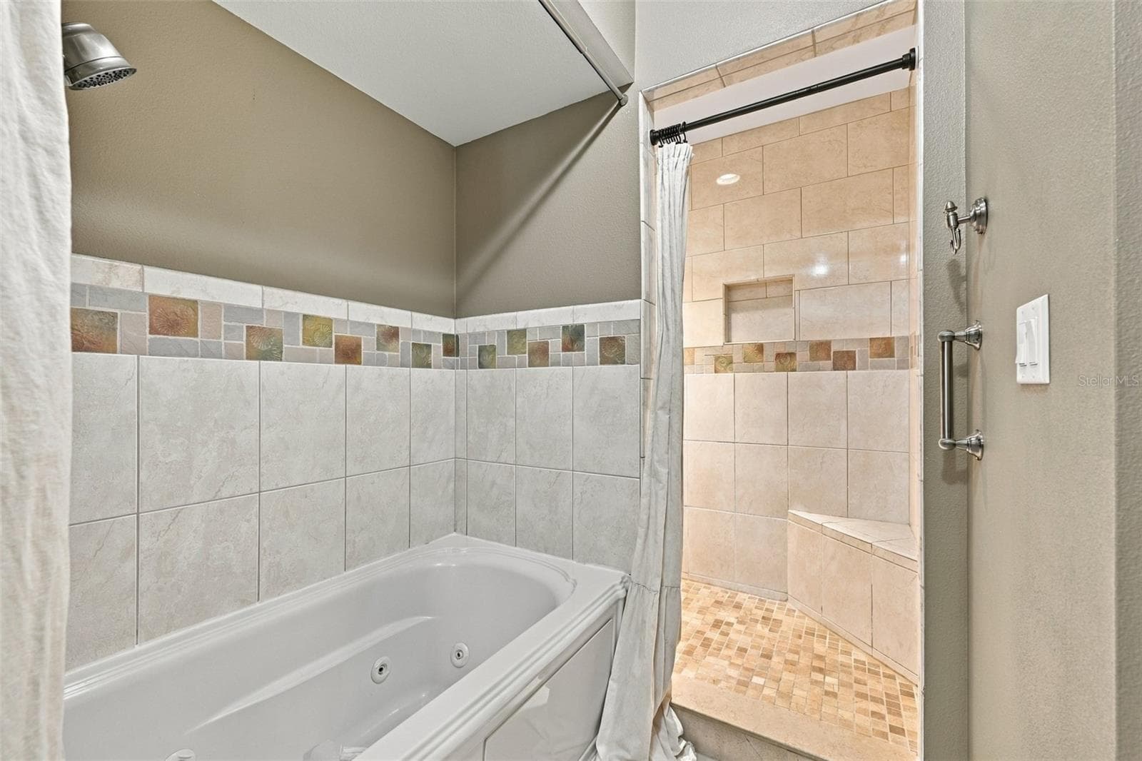 Townhouse at 1514 CHATEAUX DE VILLE CT, CLEARWATER, photo 20 of 35