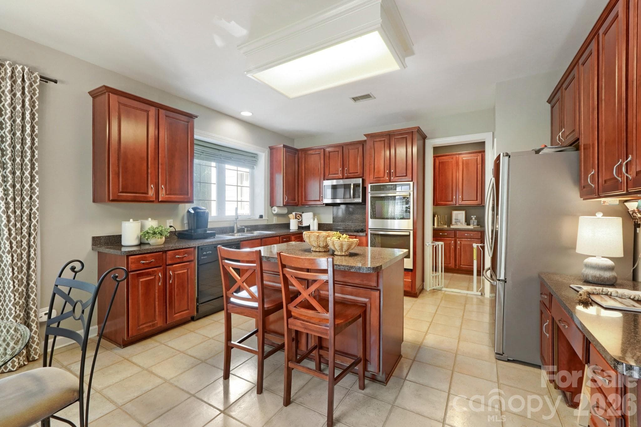 Spacious, well designed kitchen with island and double ovens - 10808 Pomerane Place, Charlotte