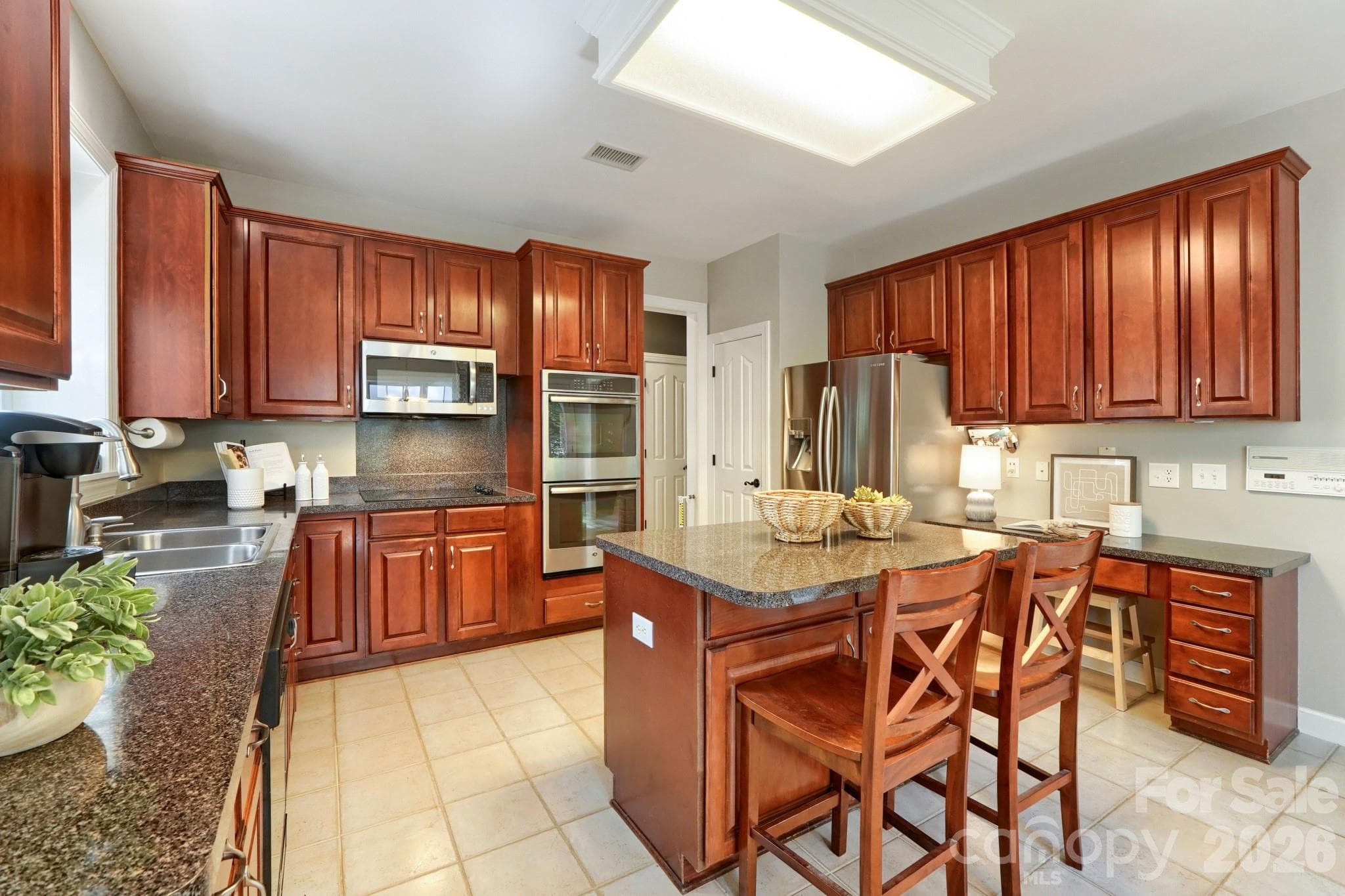 Spacious, well designed kitchen with island and double ovens - 10808 Pomerane Place, Charlotte