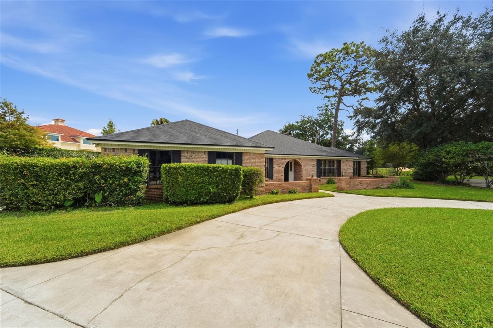 Front Entry & Driveway - 2549 FOX SQUIRREL CT, APOPKA