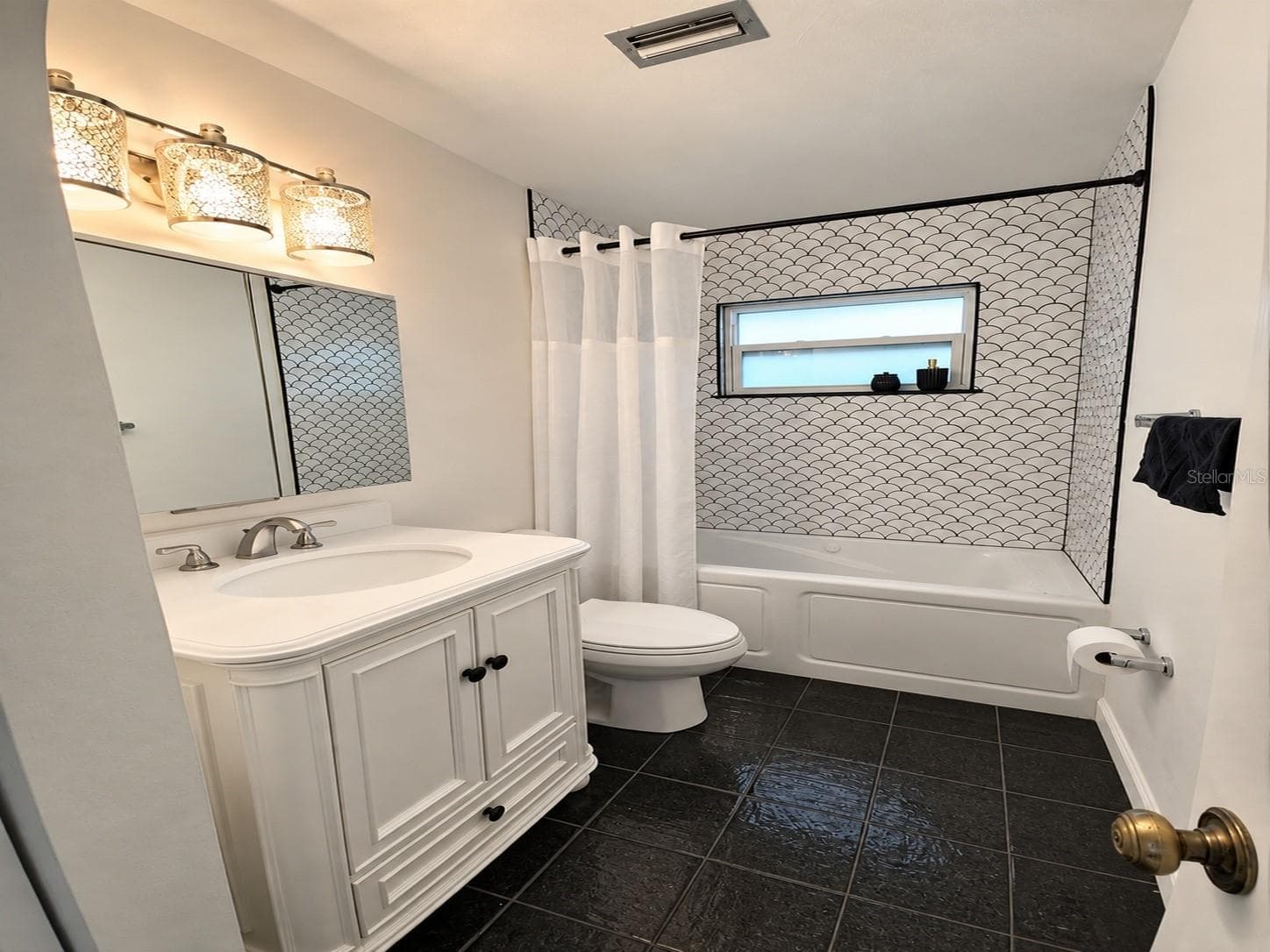 Guest Bath w/jetted tub - 5699 WESTWIND LN, SARASOTA