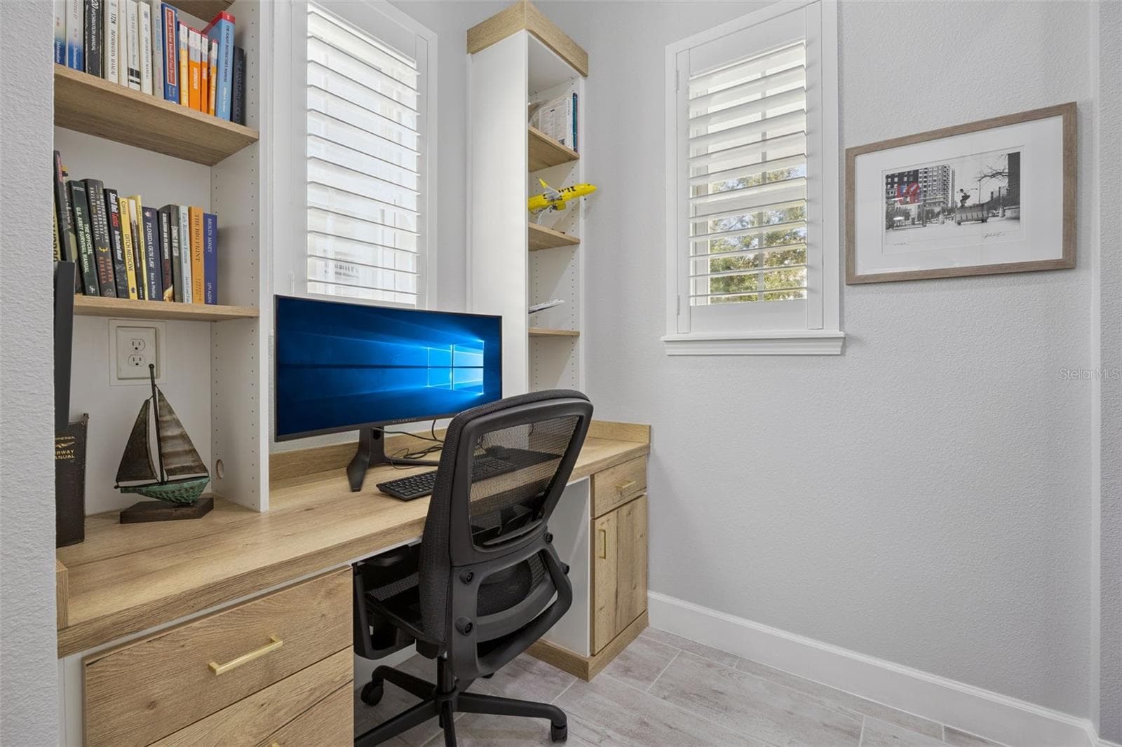 Built-In Desk Near Kitchen - 1021 HUNTSPOINT ST, WINTER GARDEN