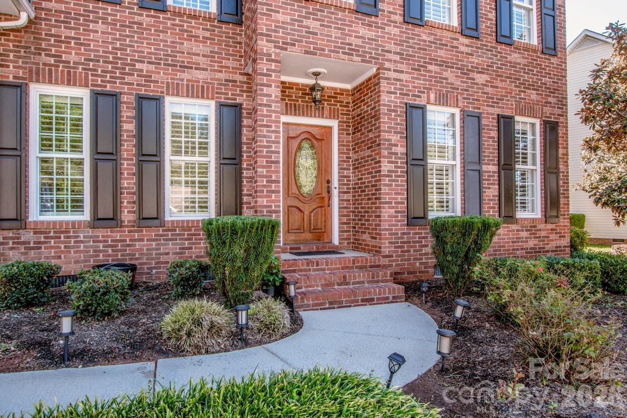 Single Family Residence at 16908 Hampton Crossing Drive, Huntersville, photo 2 of 36