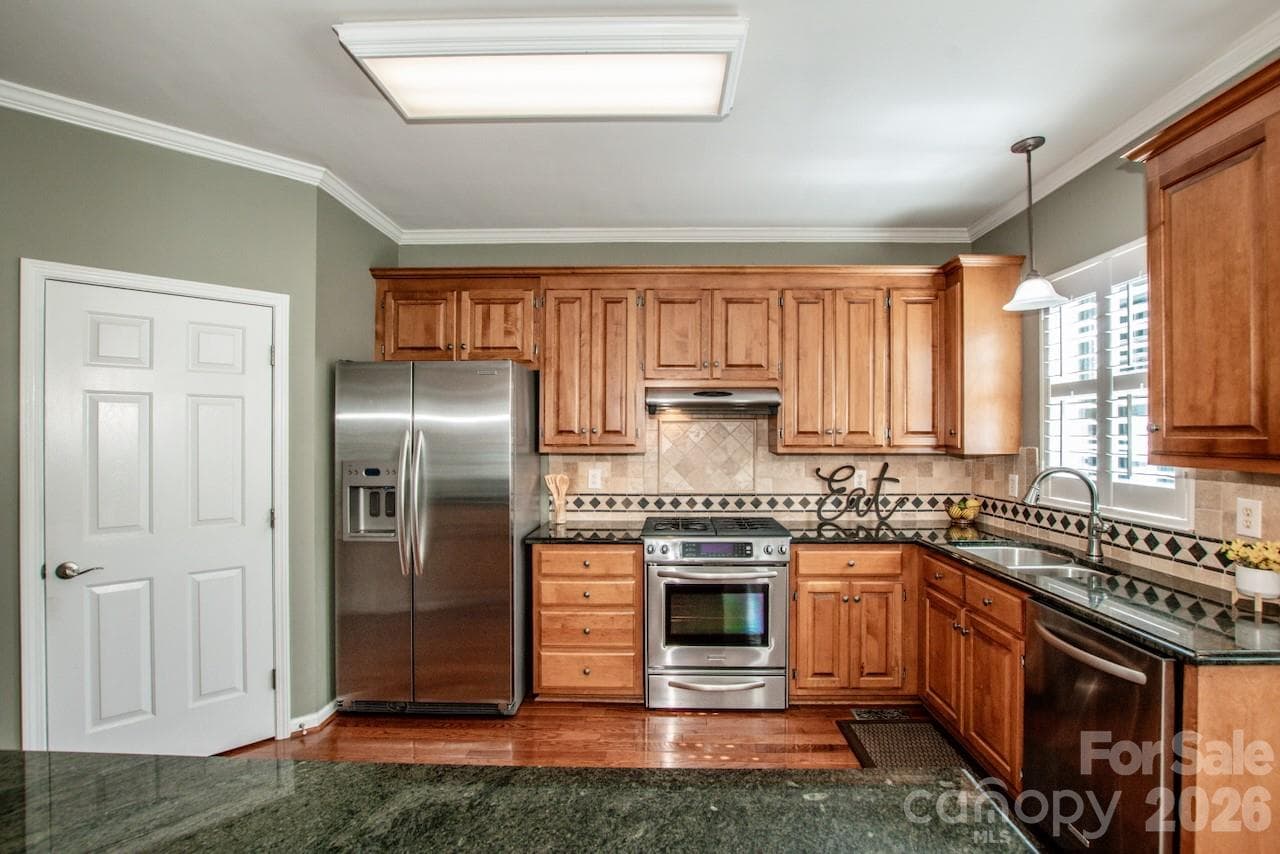 Gas Stove and plenty of Counterspace and Storage - 16908 Hampton Crossing Drive, Huntersville