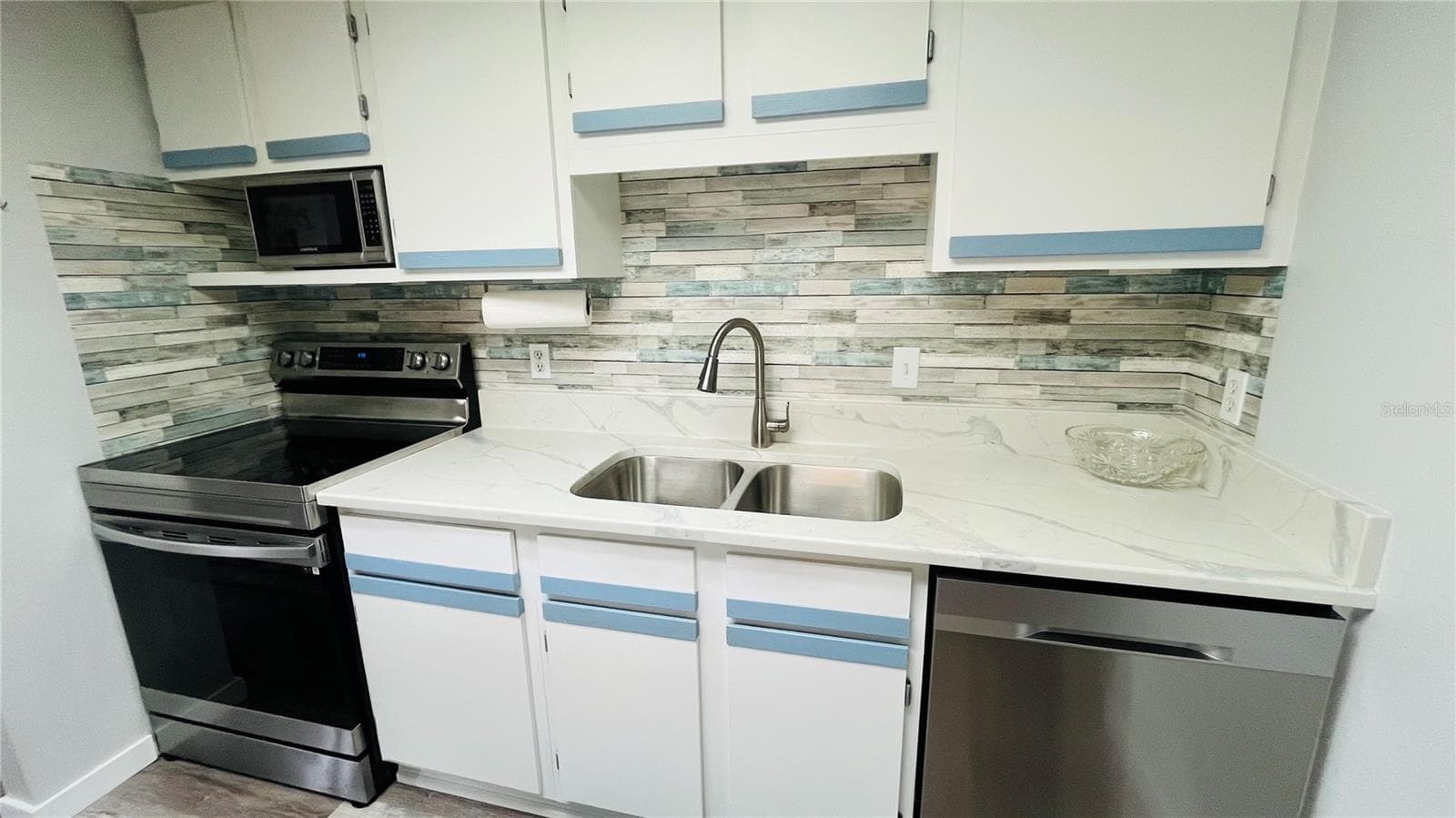 Updated kitchen - 4022 BEAVER LN #800H, PORT CHARLOTTE