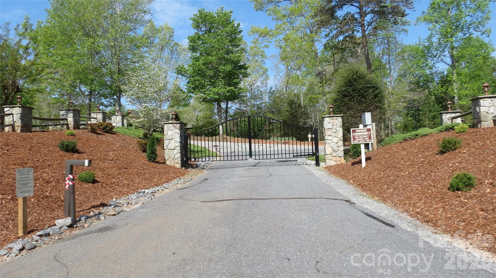 Gated entrance - Nebo