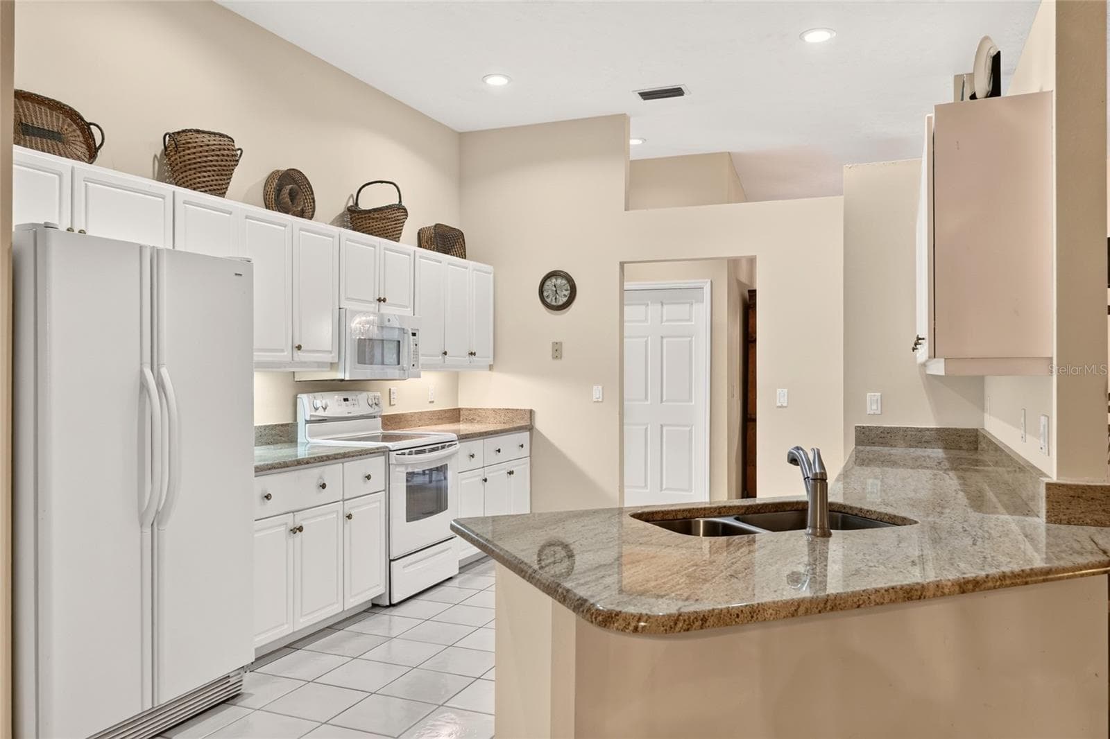 Large kitchen with granite countertops. - 3450 SW 52ND TER, OCALA