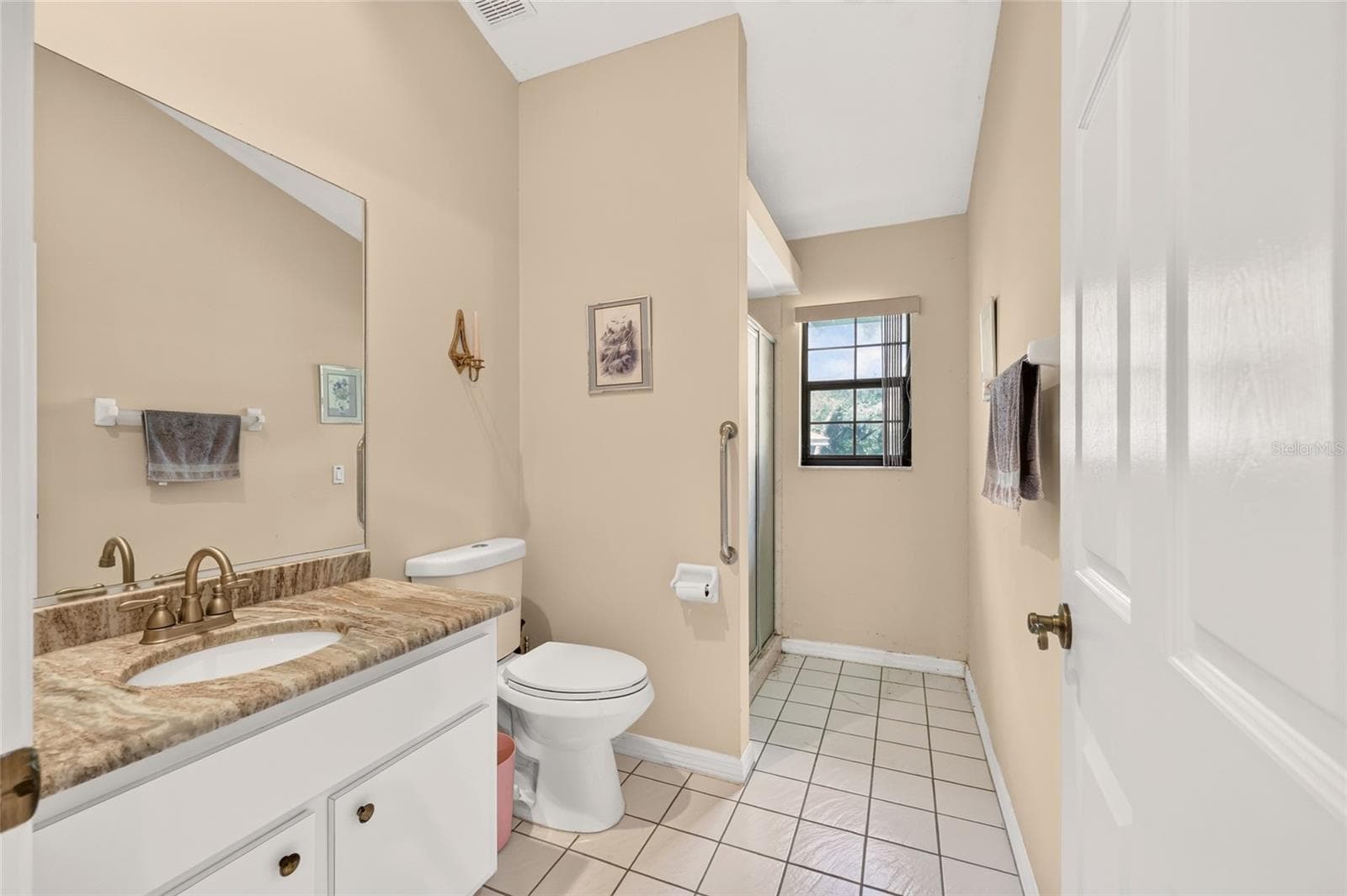 Guest Bathroom with Granite Countertop on vanity. - 3450 SW 52ND TER, OCALA