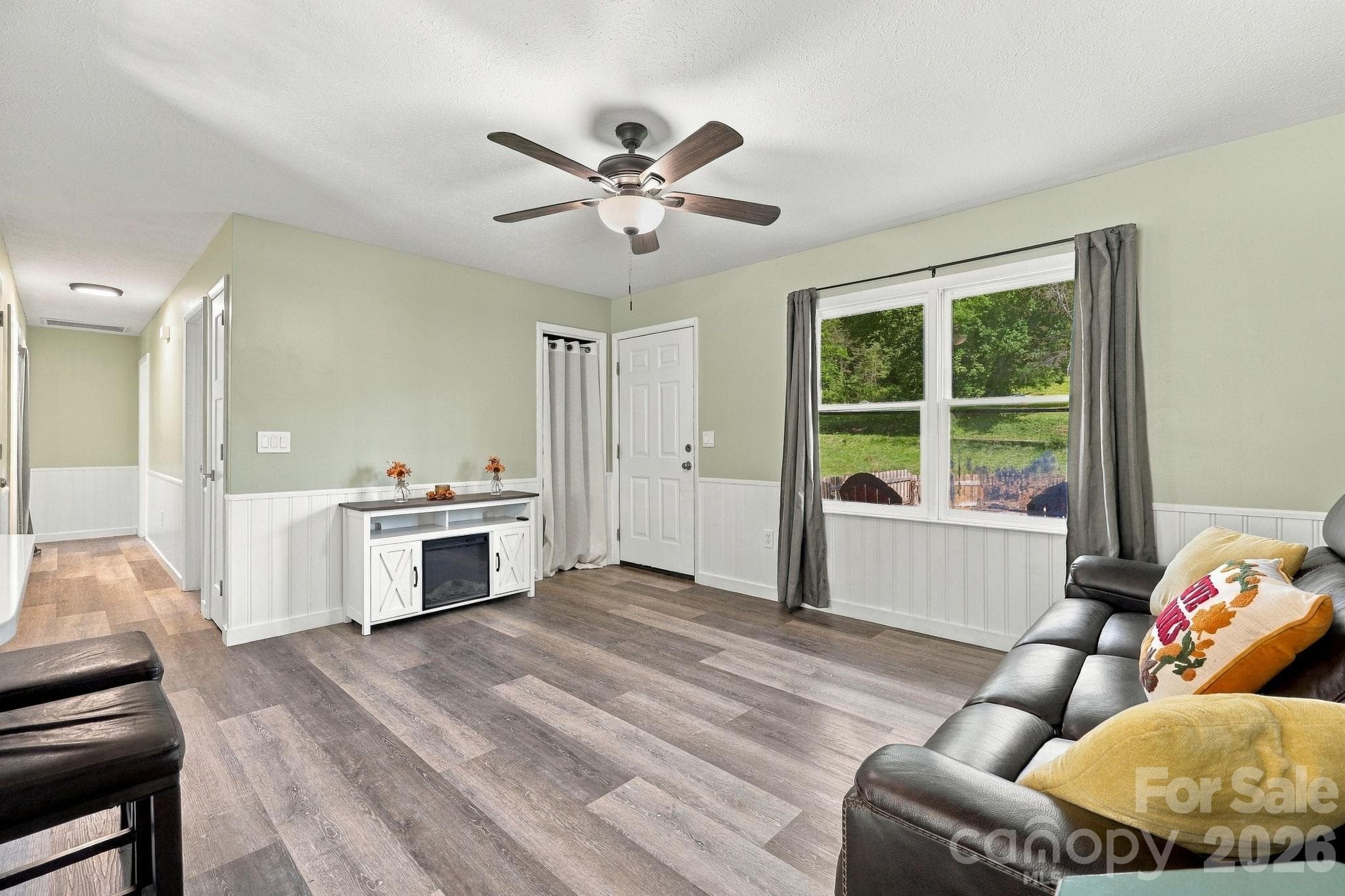 Single Family Residence at 204 Oakdale Road, Waynesville, photo 4 of 21