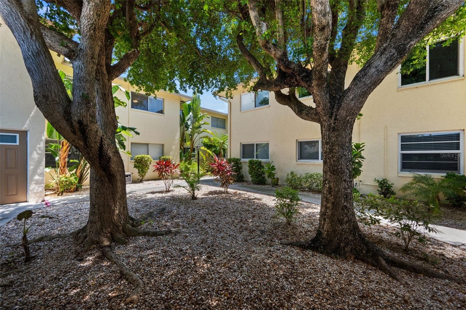 Nice shaded court yard - 1345 SE 40TH TER #2E, CAPE CORAL
