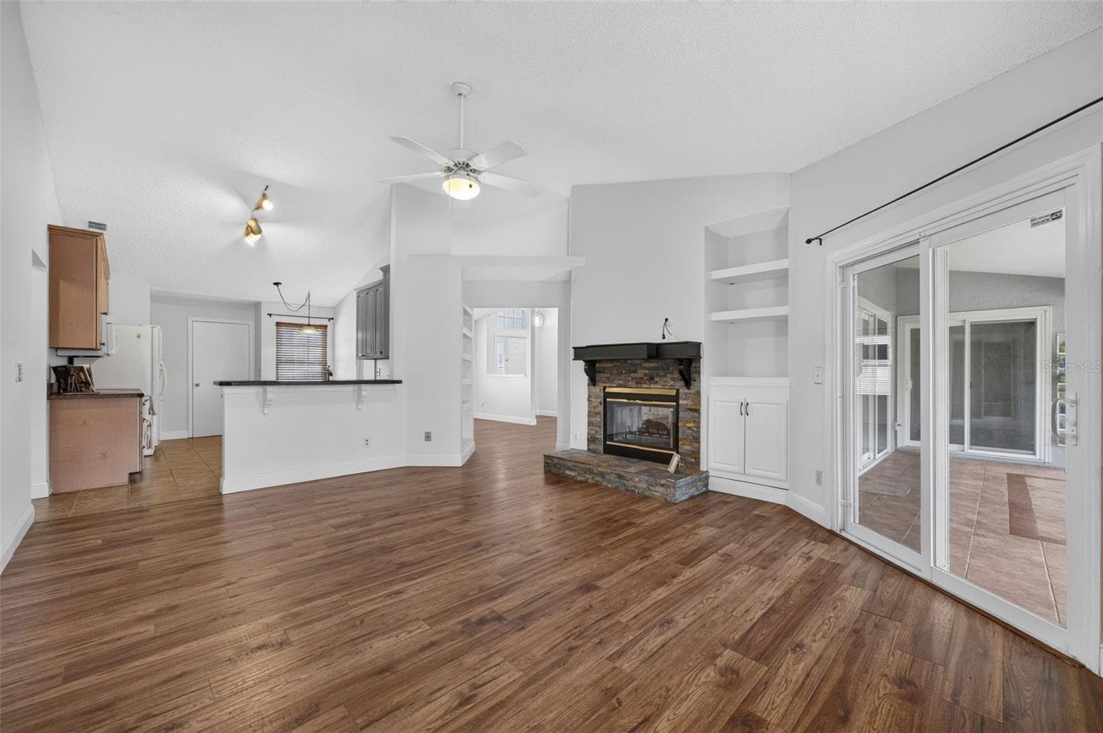 The large family room opens to the eat-in kithcen. - 2925 EAGLE LAKE DR, ORLANDO
