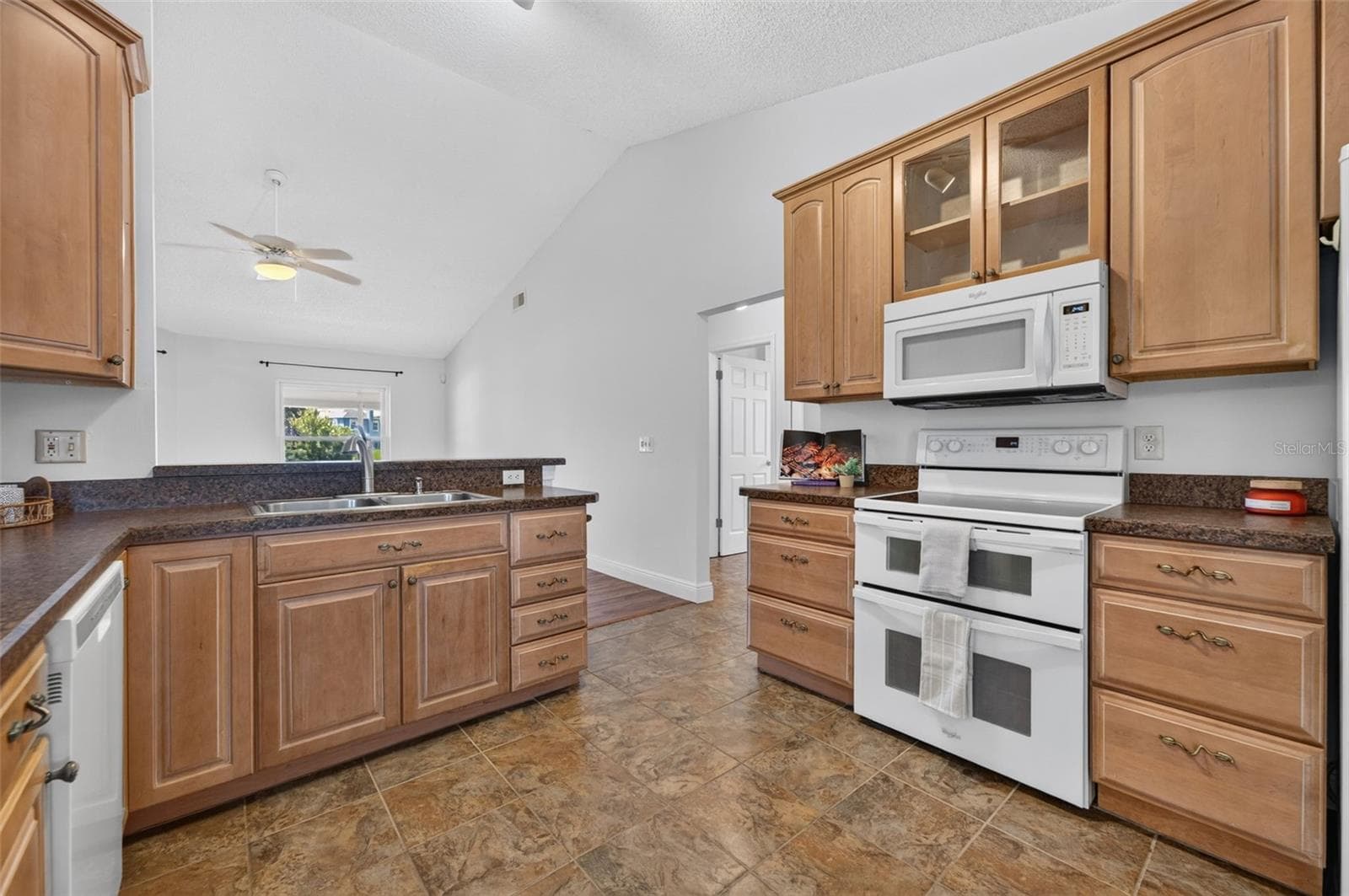 The kitchen offers ample storage. - 2925 EAGLE LAKE DR, ORLANDO