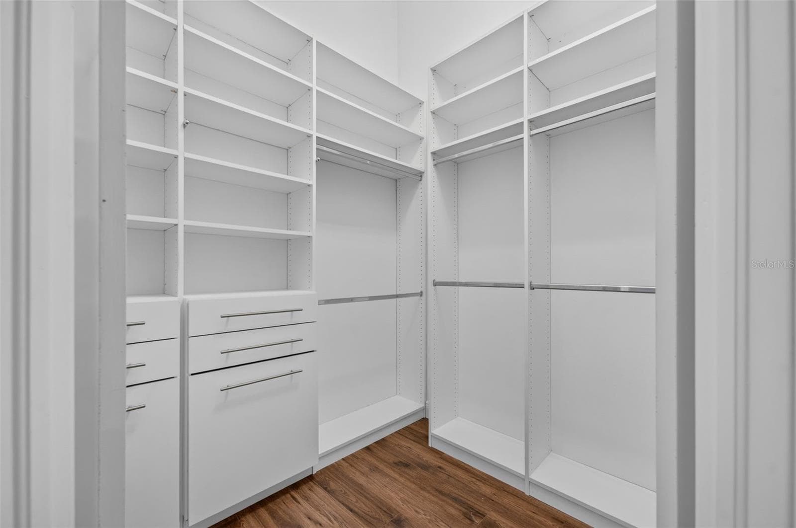 The primary retreat featues a large walk-in closet. - 2925 EAGLE LAKE DR, ORLANDO