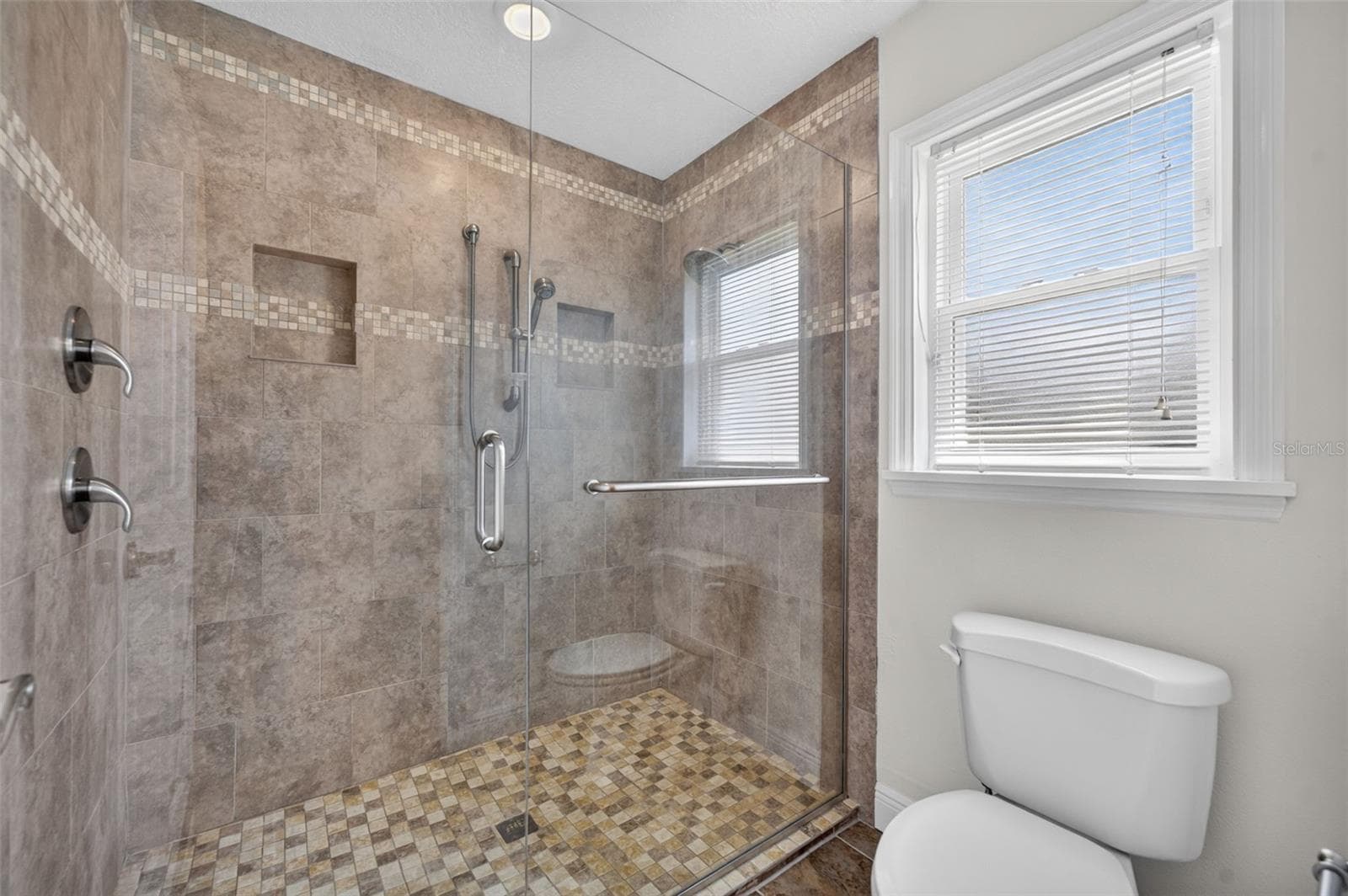 The primary retreat also features a walk-in shower. - 2925 EAGLE LAKE DR, ORLANDO