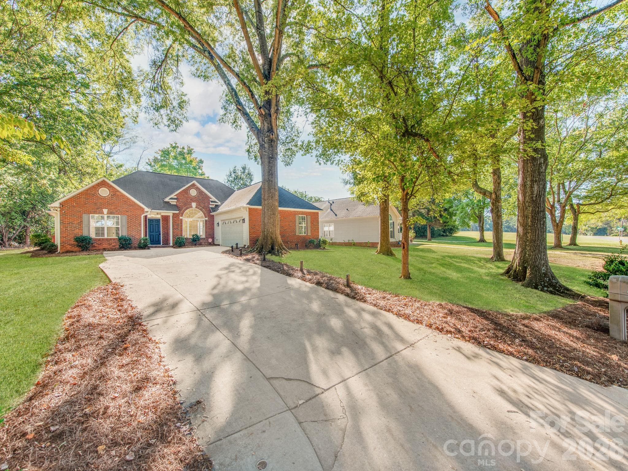 Single Family Residence at 810 Greenhill Drive, Charlotte, photo 2 of 33